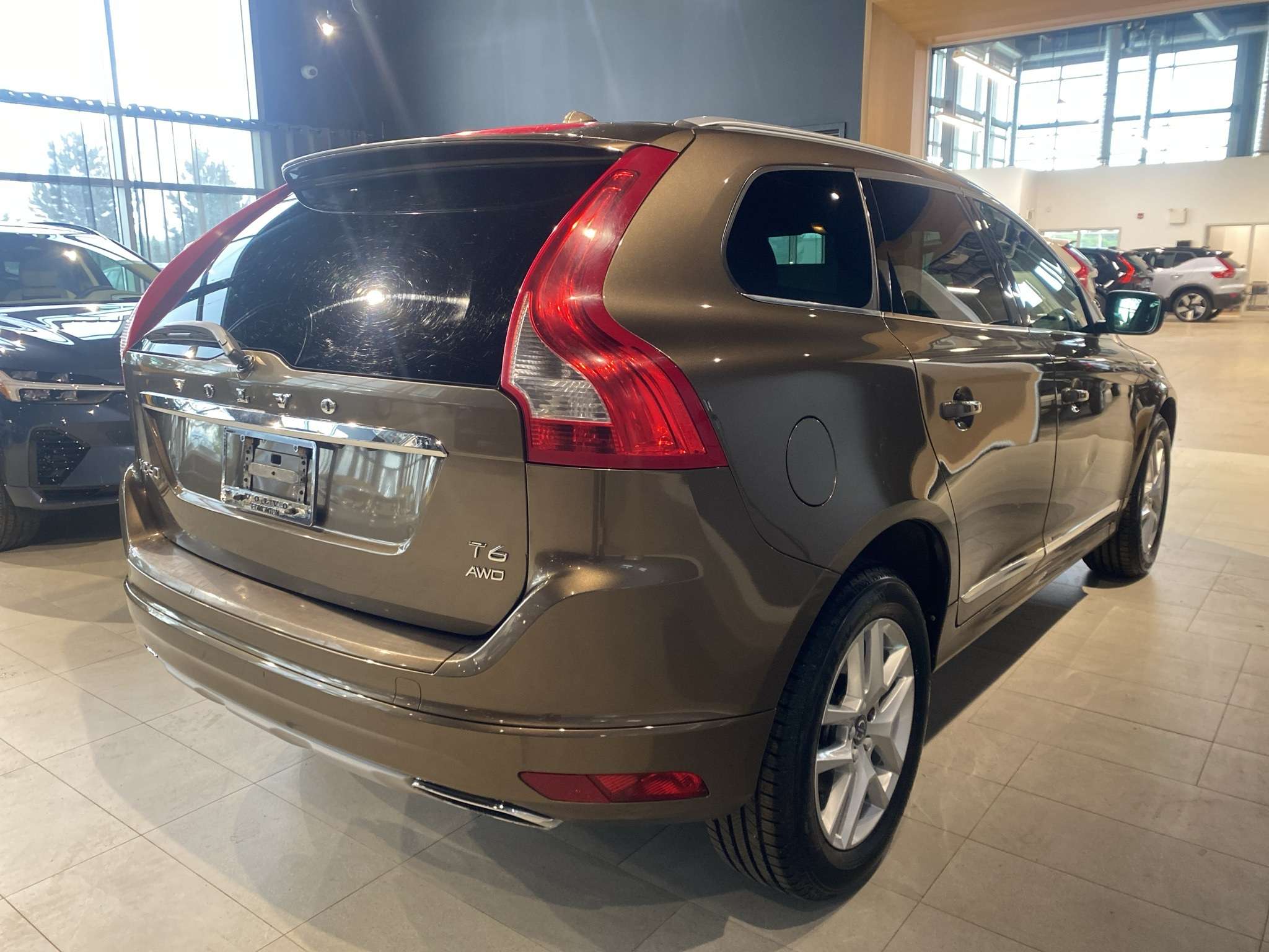 2017 Volvo XC60 T6 Drive-E AWD Premier alt 5