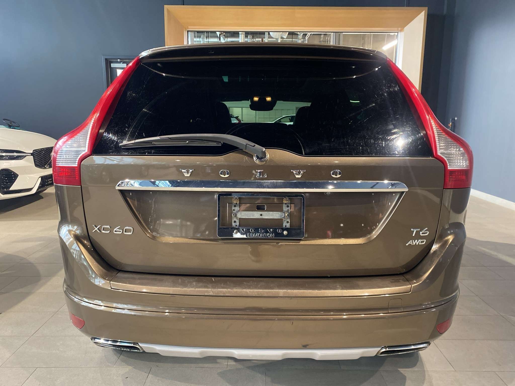 2017 Volvo XC60 T6 Drive-E AWD Premier alt 4