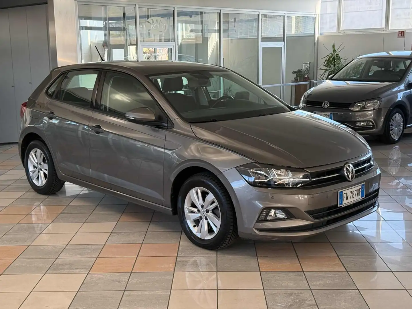 Volkswagen Polo 1.6 TDI 5p. Comfortline BlueMotion Technology Gris - 2