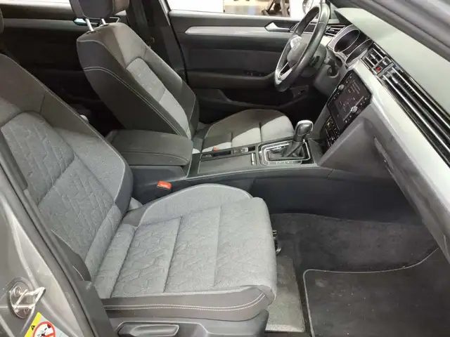 Volkswagen Passat view 8