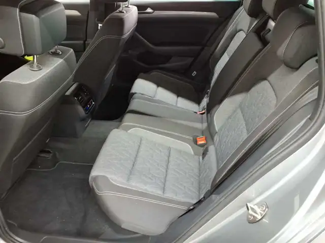 Volkswagen Passat view 13