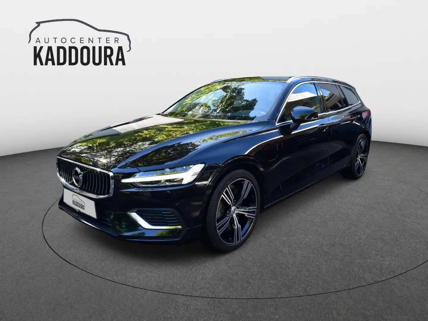 Volvo V60 T6PlusBrightRecharge AWD,Kamera,ACC,Navi,19" Zwart - 1