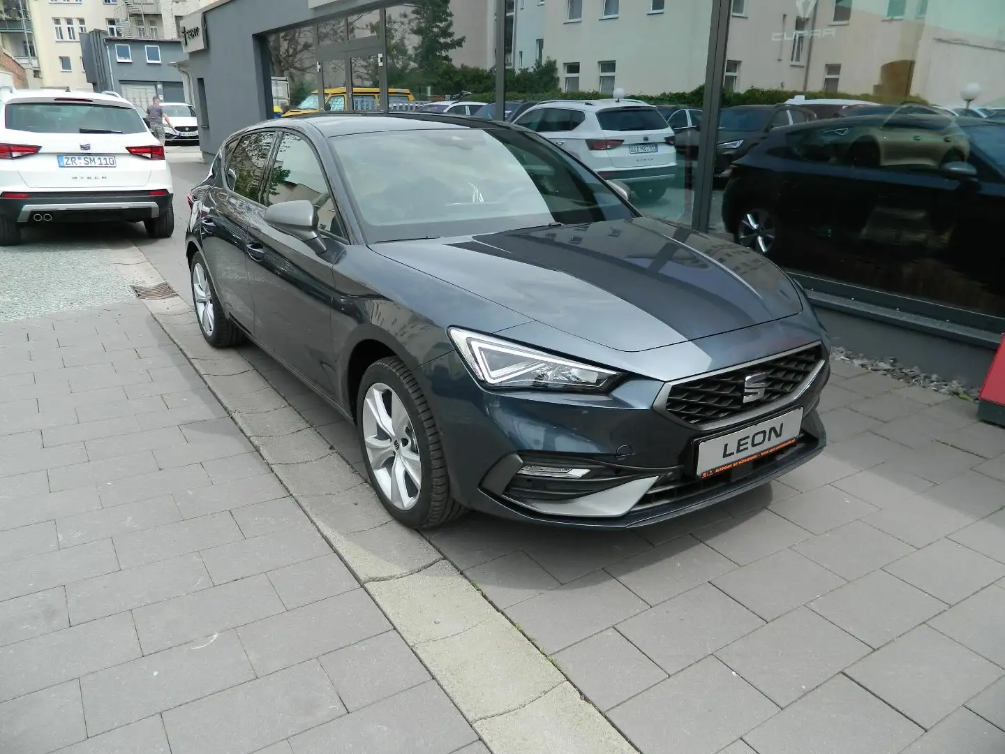 SEAT Leon FR 1.5 eTSI DSG PanoramaD/Sitzheiz/VollLED/PDC/Ass Grau - 1