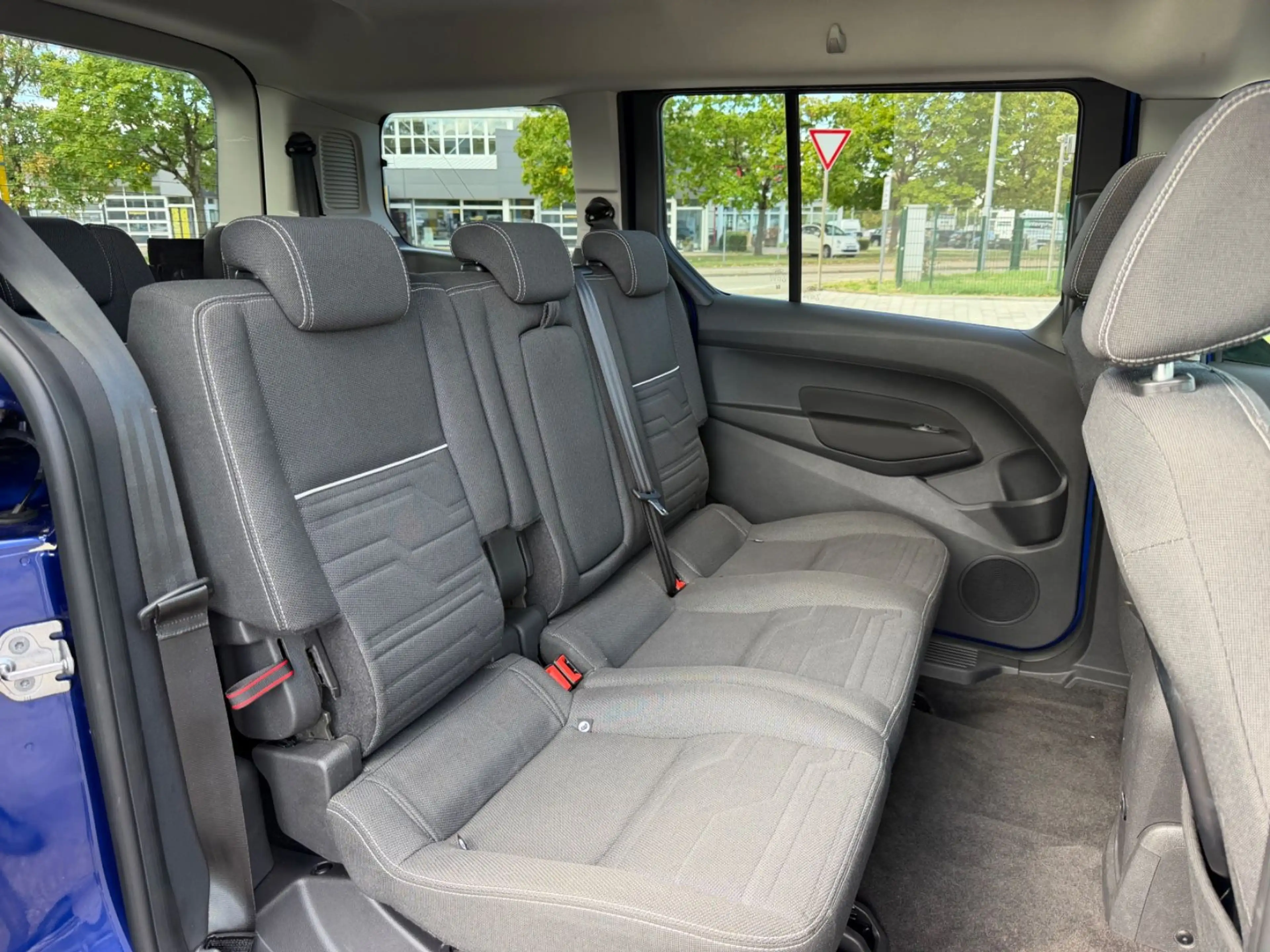Ford Grand Tourneo Connect Titanium — photo 15