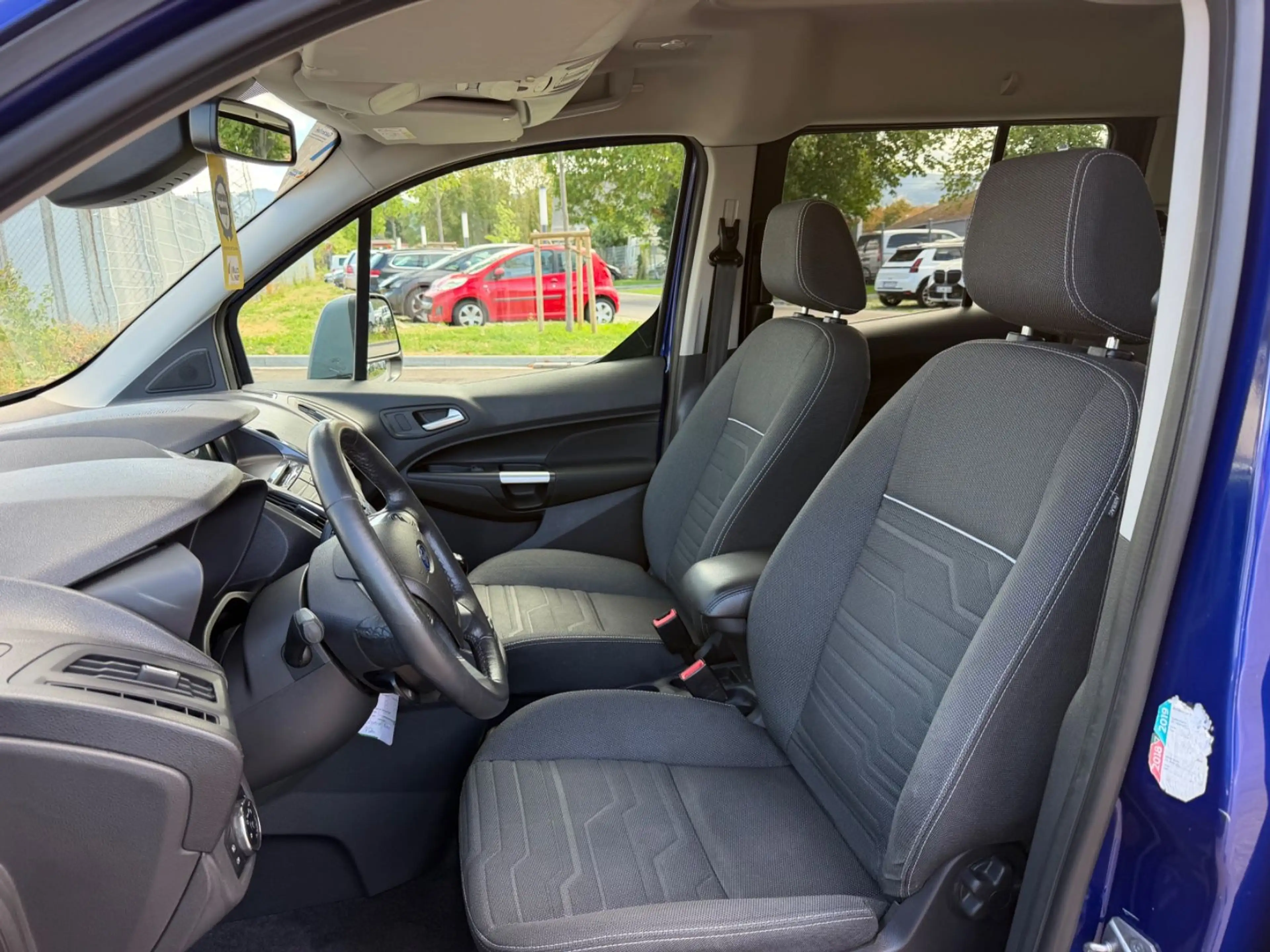 Ford Grand Tourneo Connect Titanium — photo 11