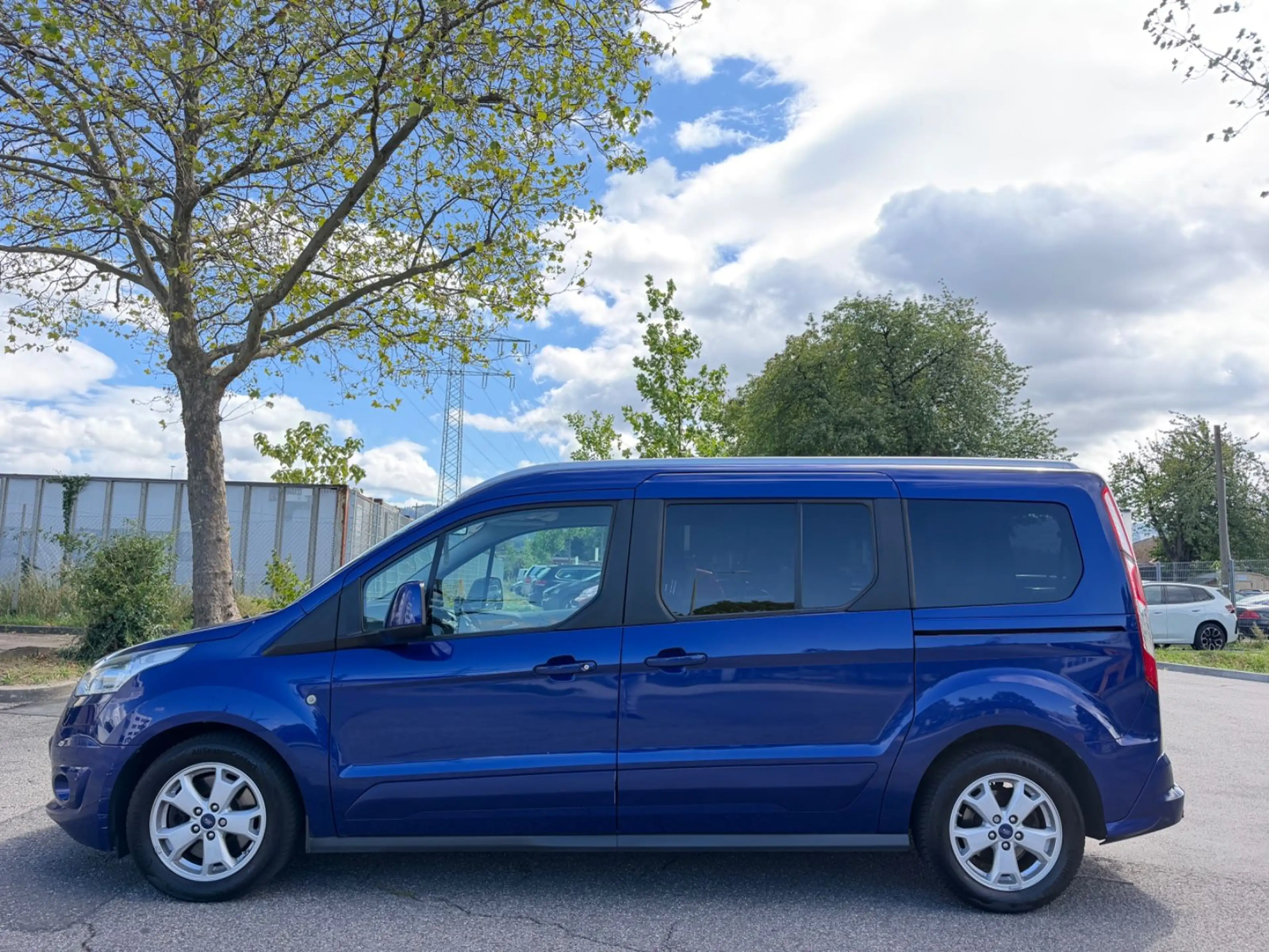Ford Grand Tourneo Connect Titanium — photo 4