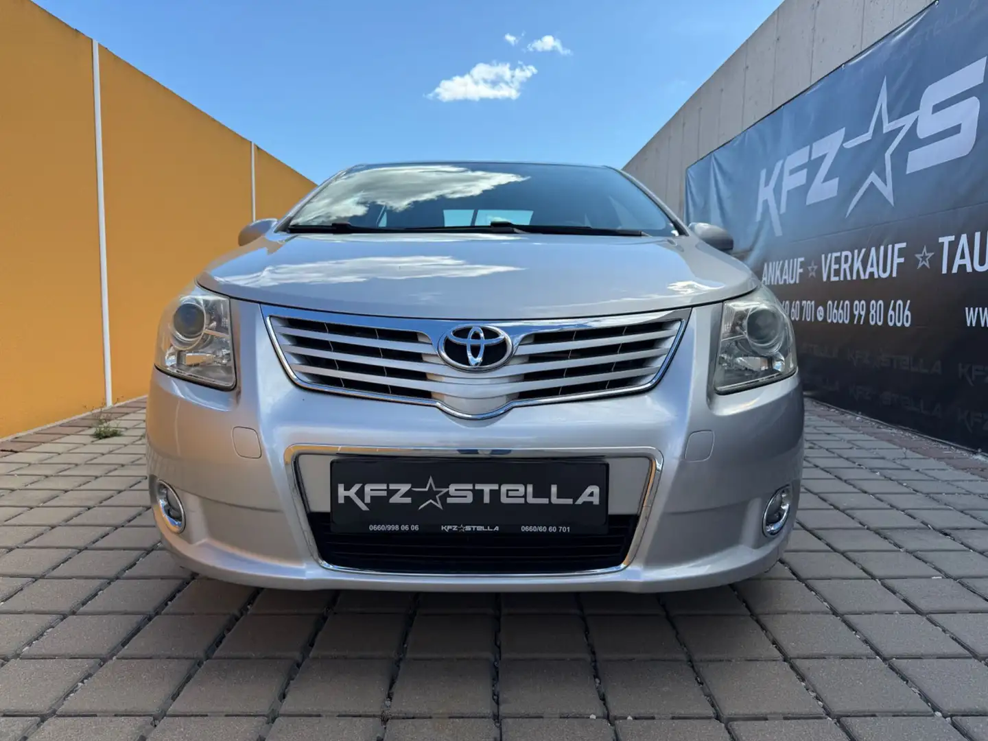 Toyota Avensis 2,0 D-4D 125 DPF Comfort Silber - 2