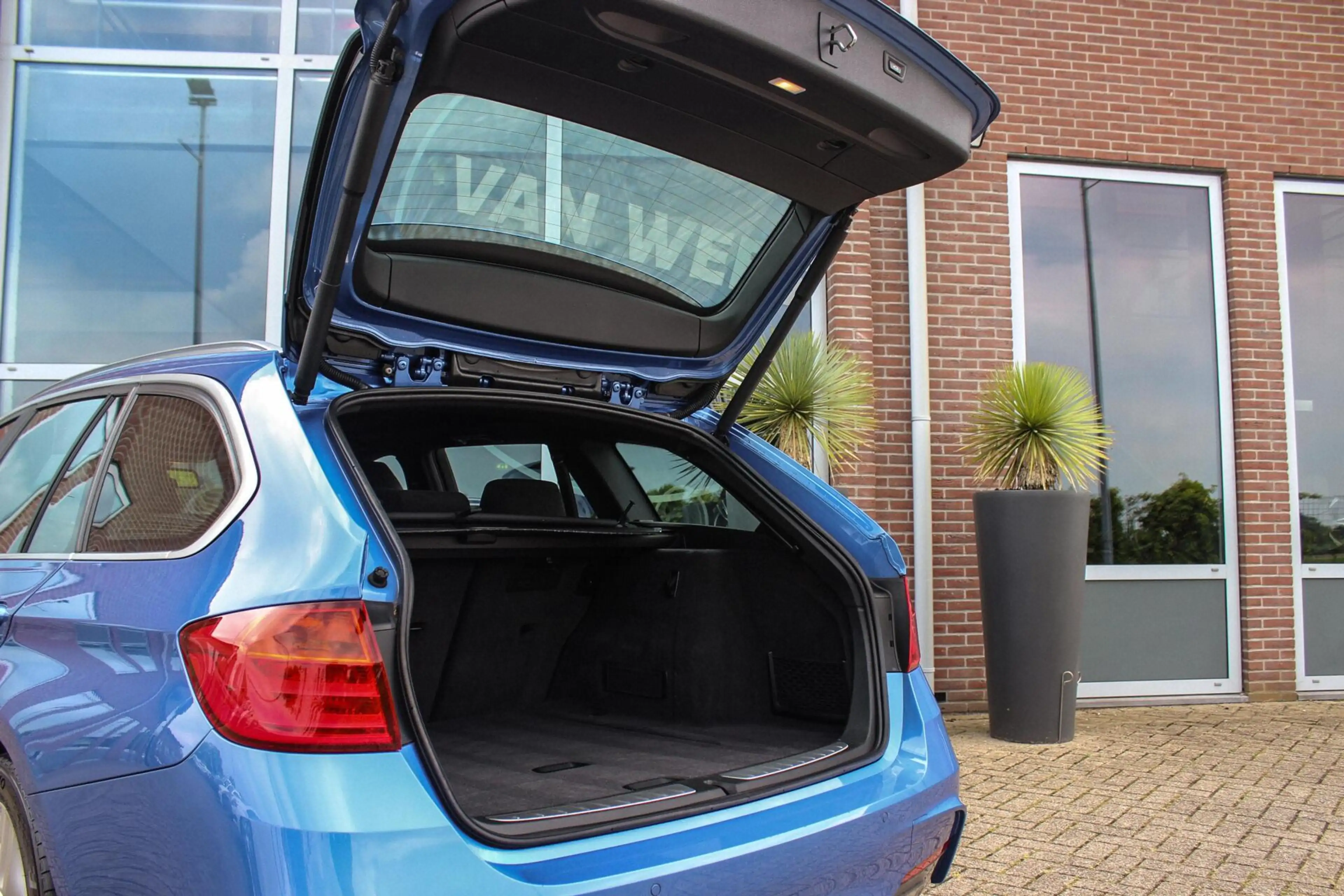 BMW 316 3-serie Touring 316i Limited Series M Sport | NL a — photo 30