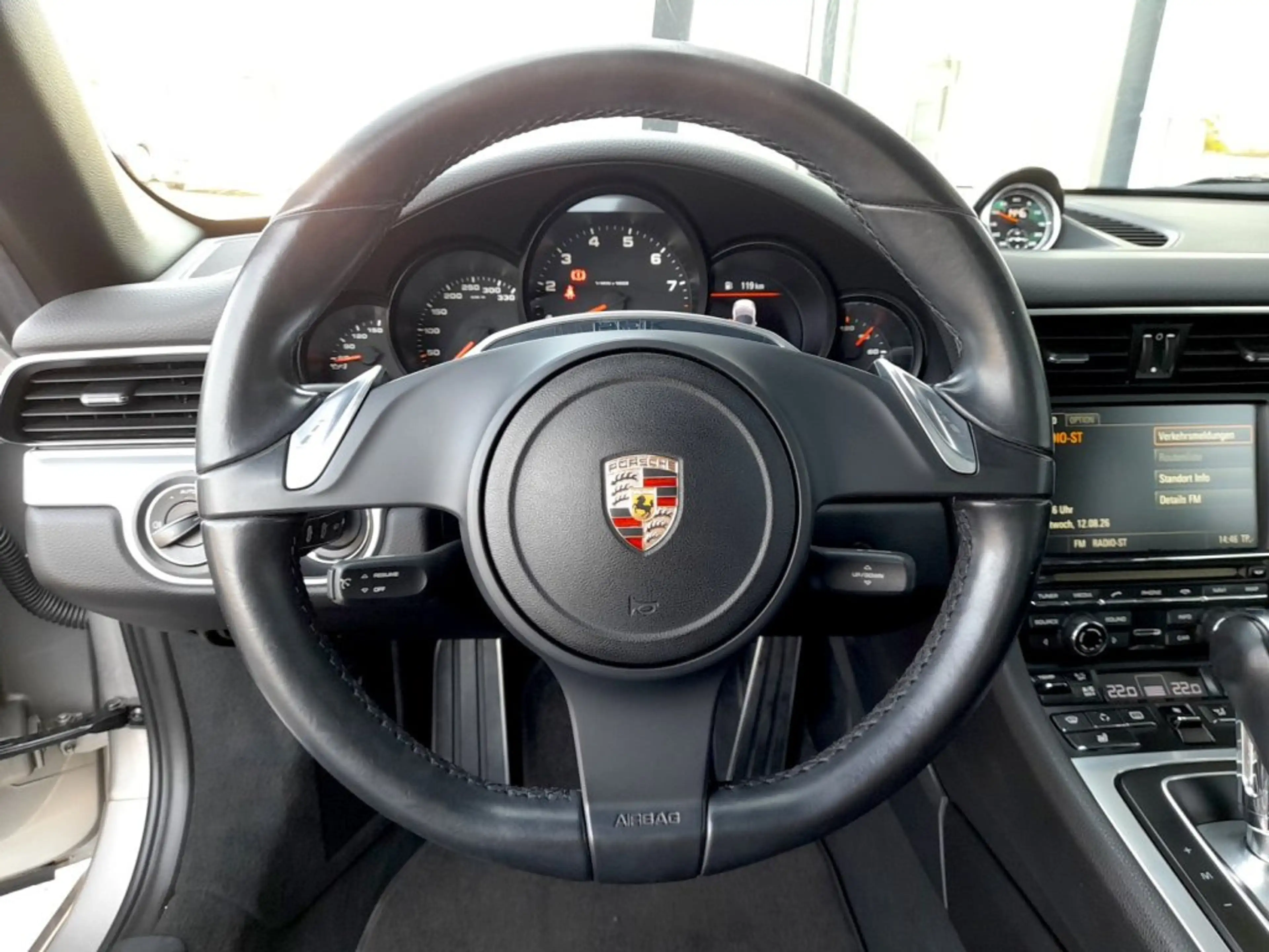 Porsche 911 Carrera Cabrio SPORT-CHRONO / WENIG KM — photo 5