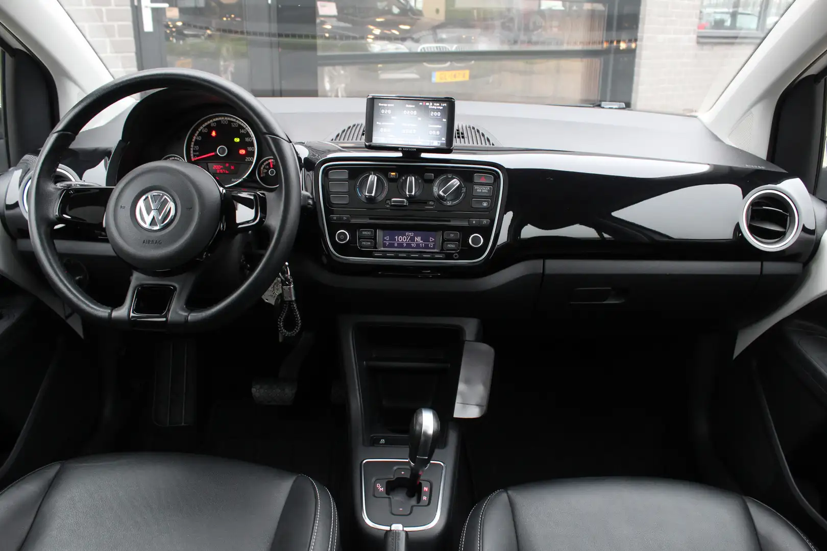 Volkswagen up! 1.0 High Up! / Panoramadak / Leer / Automaat / N.A Wit - 2