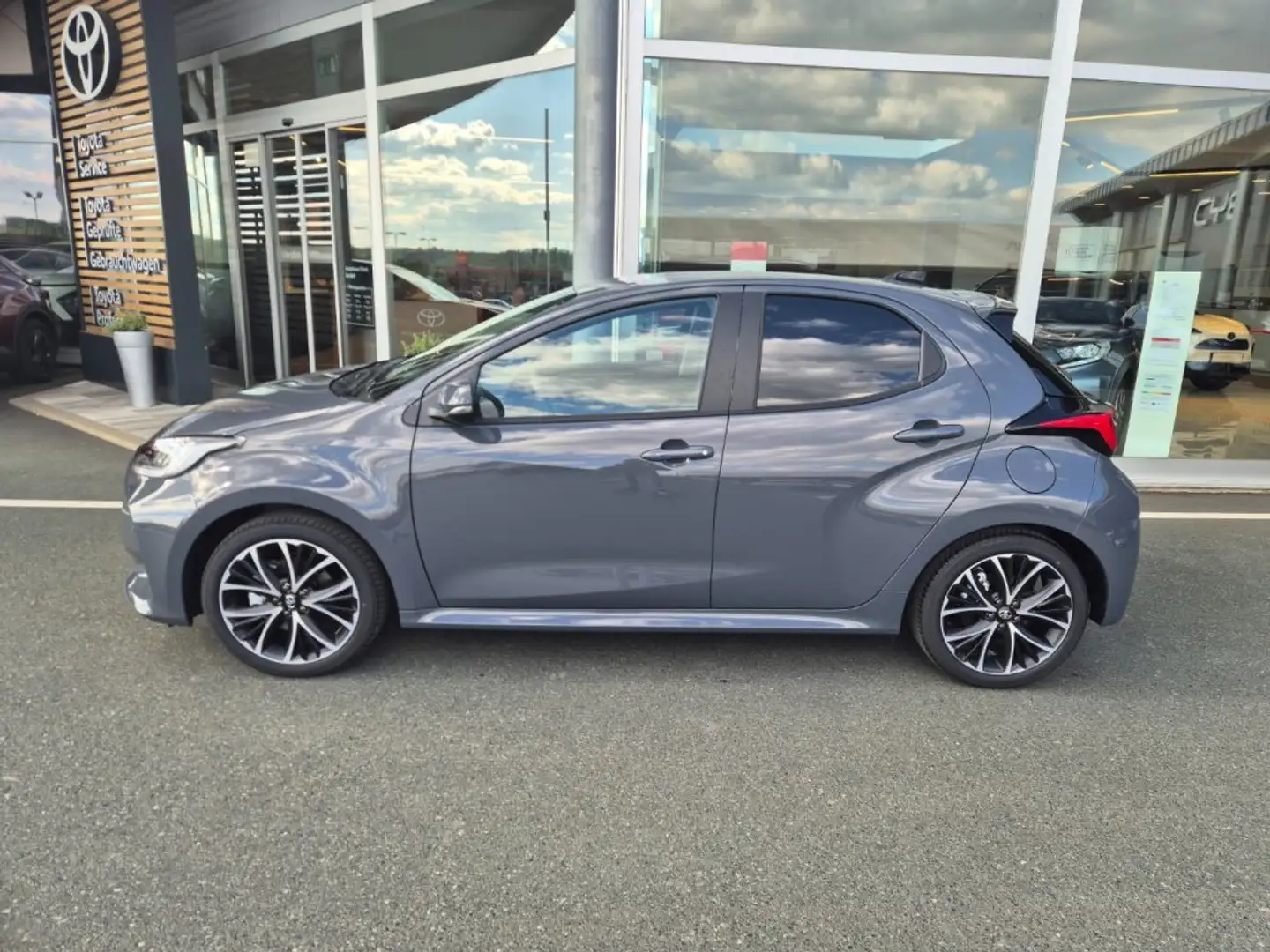 Toyota Yaris 5-Türer Teamplayer 1,5L Hybrid *Technik-Paket* Grau - 2