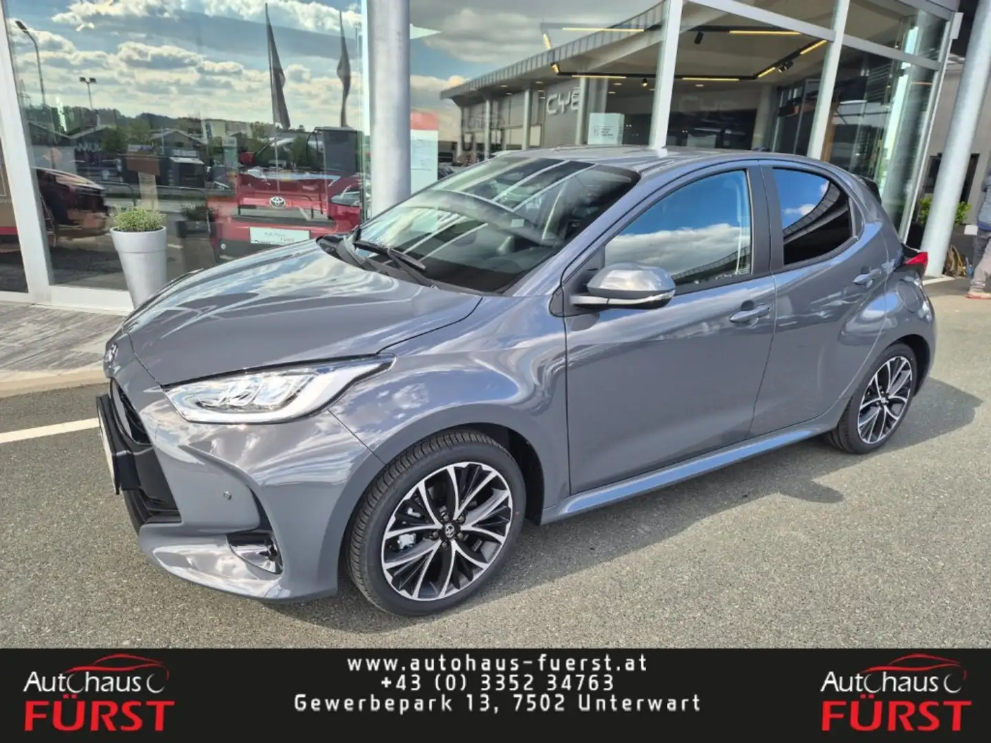 Toyota Yaris 5-Türer Teamplayer 1,5L Hybrid *Technik-Paket* Grau - 1