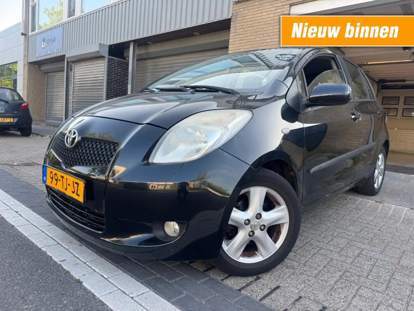 Toyota Yaris 1.3 VVTi Luna 5DRS CLIMA LMV NAP APK 9-2025 Zwart - 1