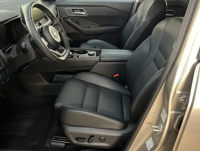 Nissan X-Trail view 3