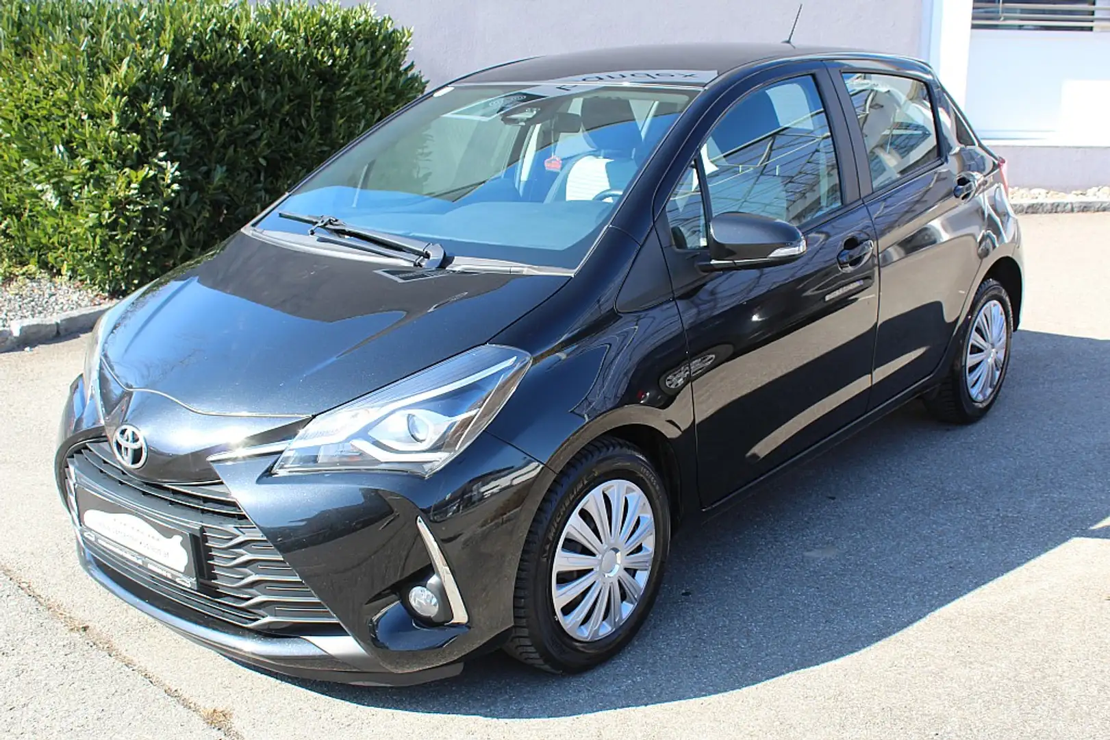 Toyota Yaris 1,0 VVT-i Active Schwarz - 1