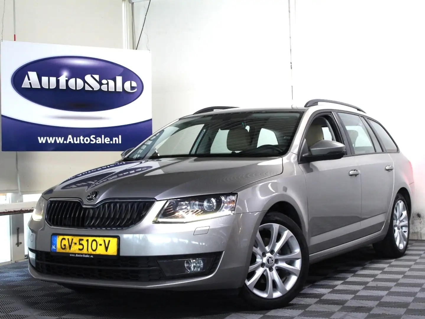 Skoda Octavia Combi 1.6 TDI Ambition NAP 2eEIG LEDER XENON NAV S Beige - 1