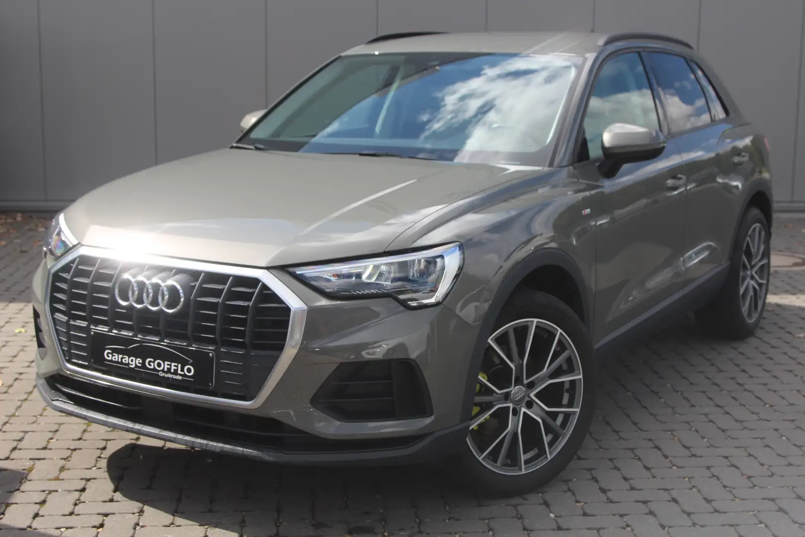Audi Q3 1.5 TSI - 99.000KM - 2019 Grau - 1