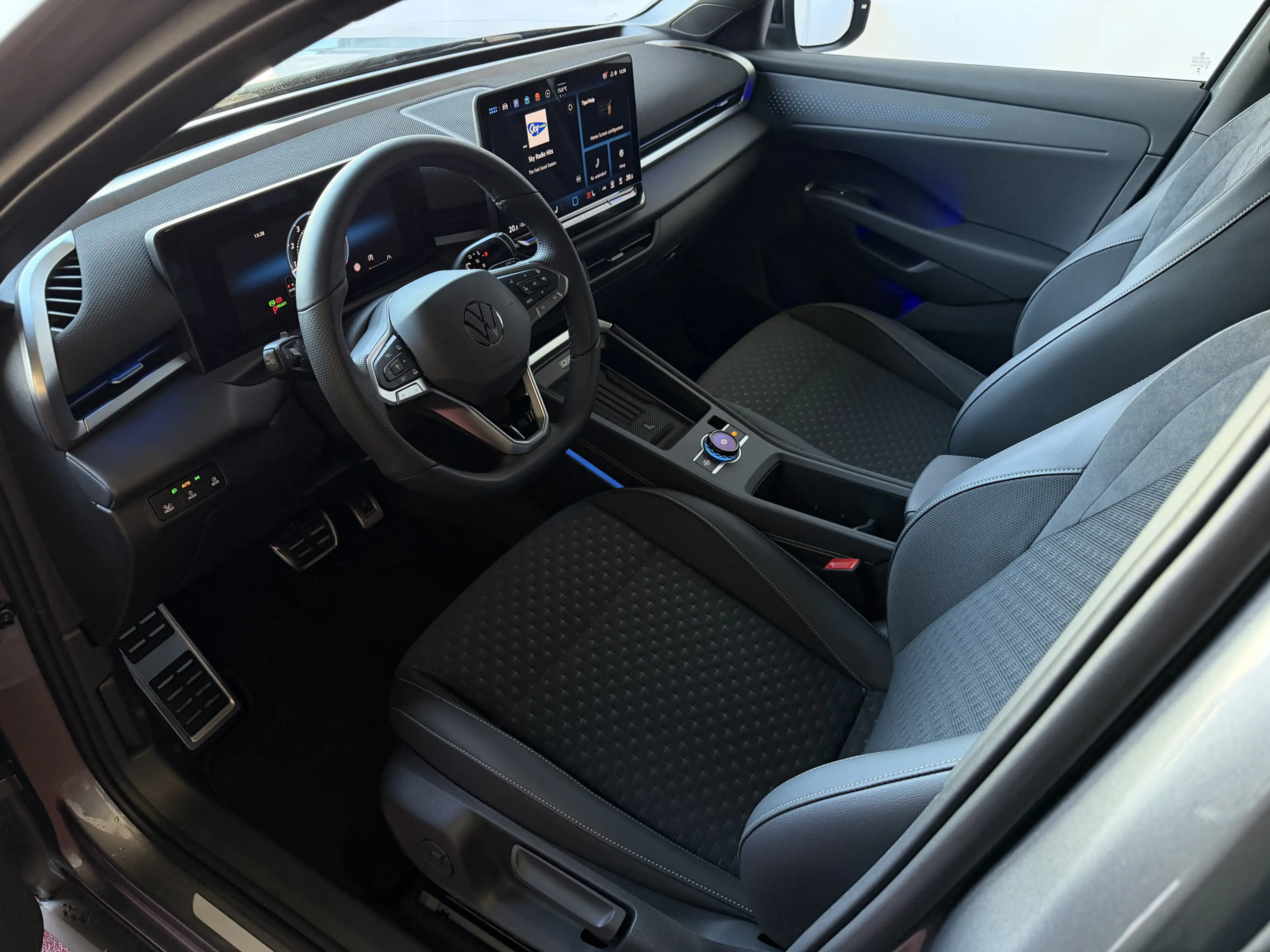 Volkswagen T-Roc 1.5 eTsi 150PK R-LINE EDITION VW.TREKHAAK IQ LED/G — photo 3