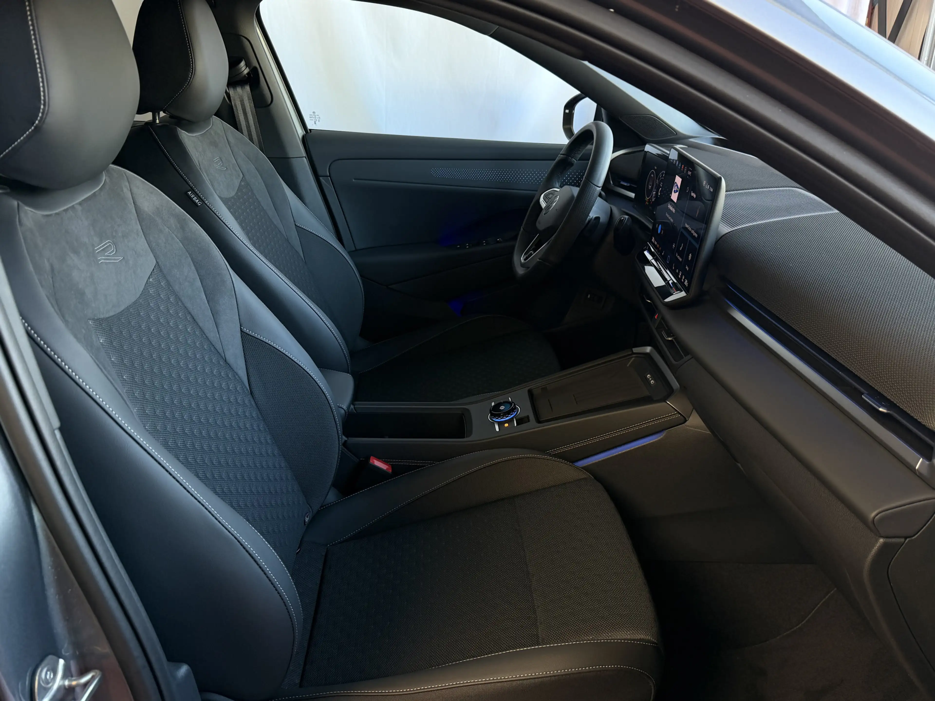 Volkswagen T-Roc 1.5 eTsi 150PK R-LINE EDITION VW.TREKHAAK IQ LED/G — photo 30
