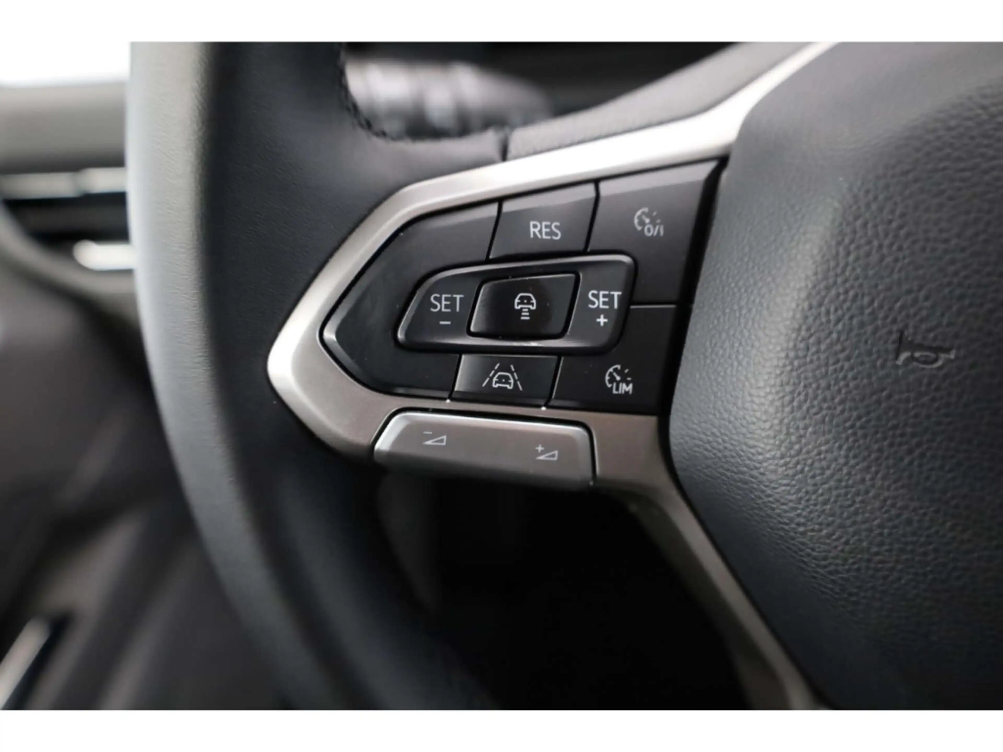 Volkswagen T7 Caravelle 2.0TDI Life — photo 11