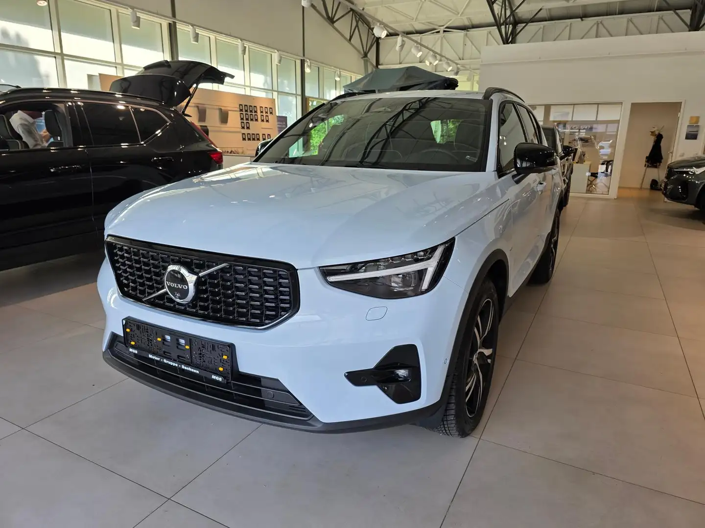 Volvo XC40 B3 Mild-Hybrid Benzin Plus 2WD Bleu - 2