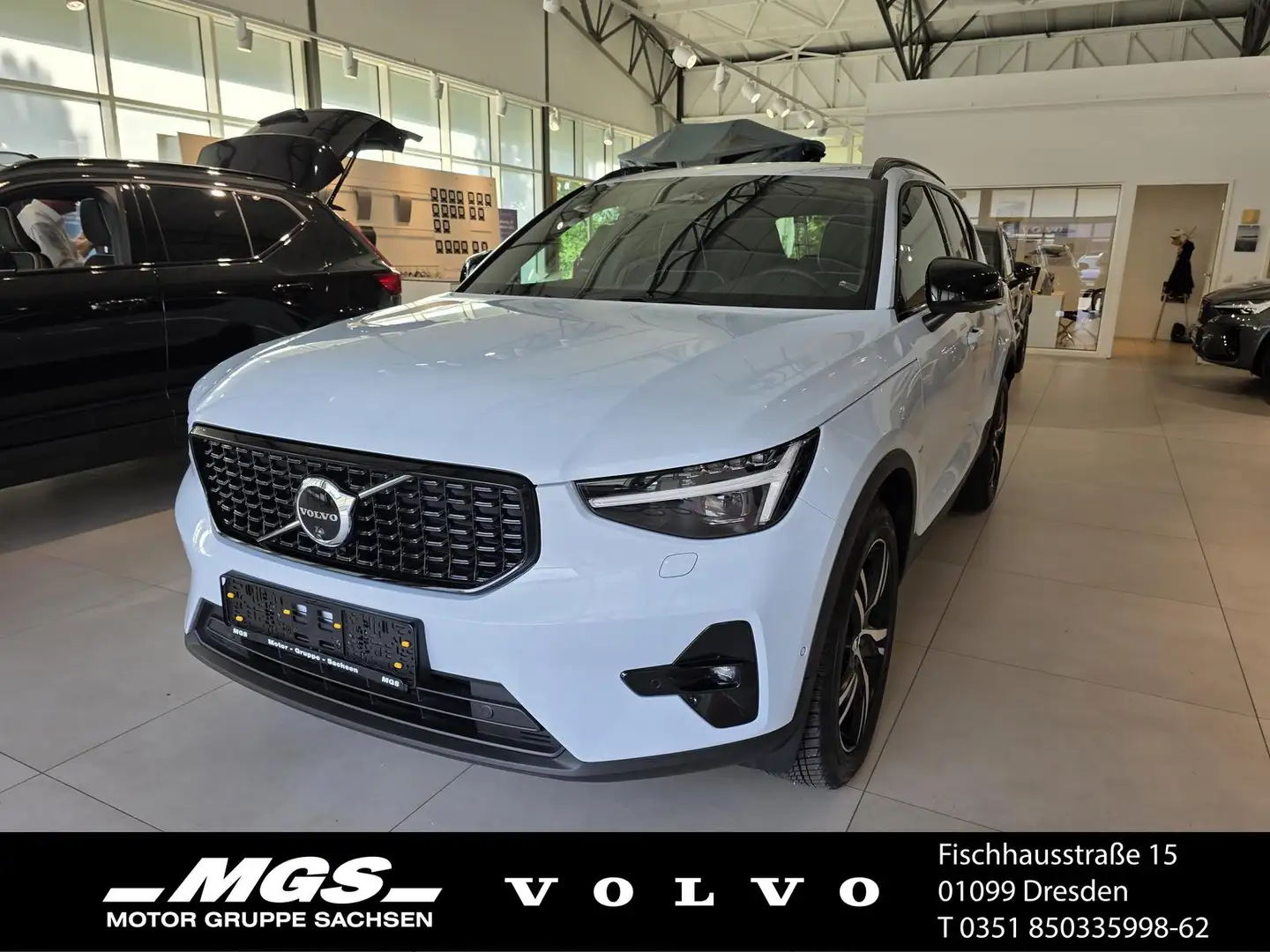 Volvo XC40 B3 Mild-Hybrid Benzin Plus 2WD Bleu - 1