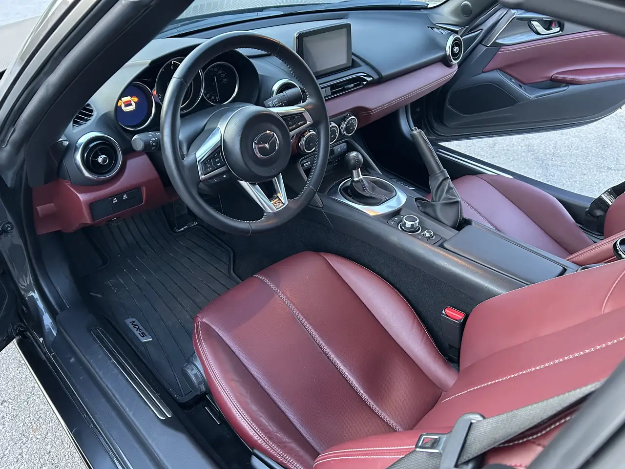 Mazda MX-5 Miata снимка Mazda MX-5 Miata
