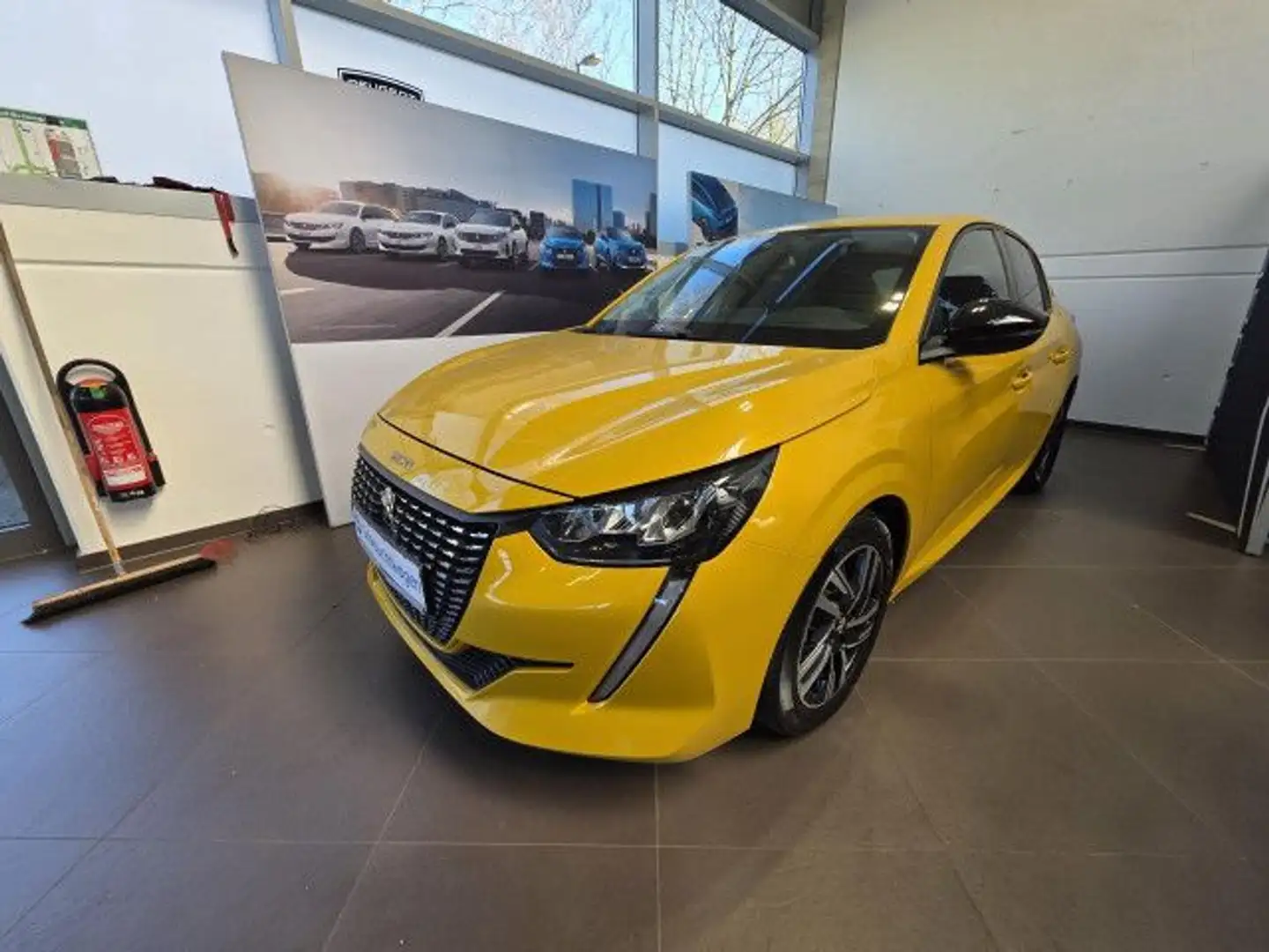 Peugeot 208 1.2 Allure PureTech 100 / Navi / PDC hinten / Gelb - 1
