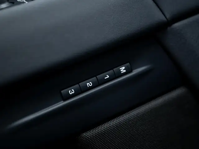 Land Rover Range Rover Evoque view 30