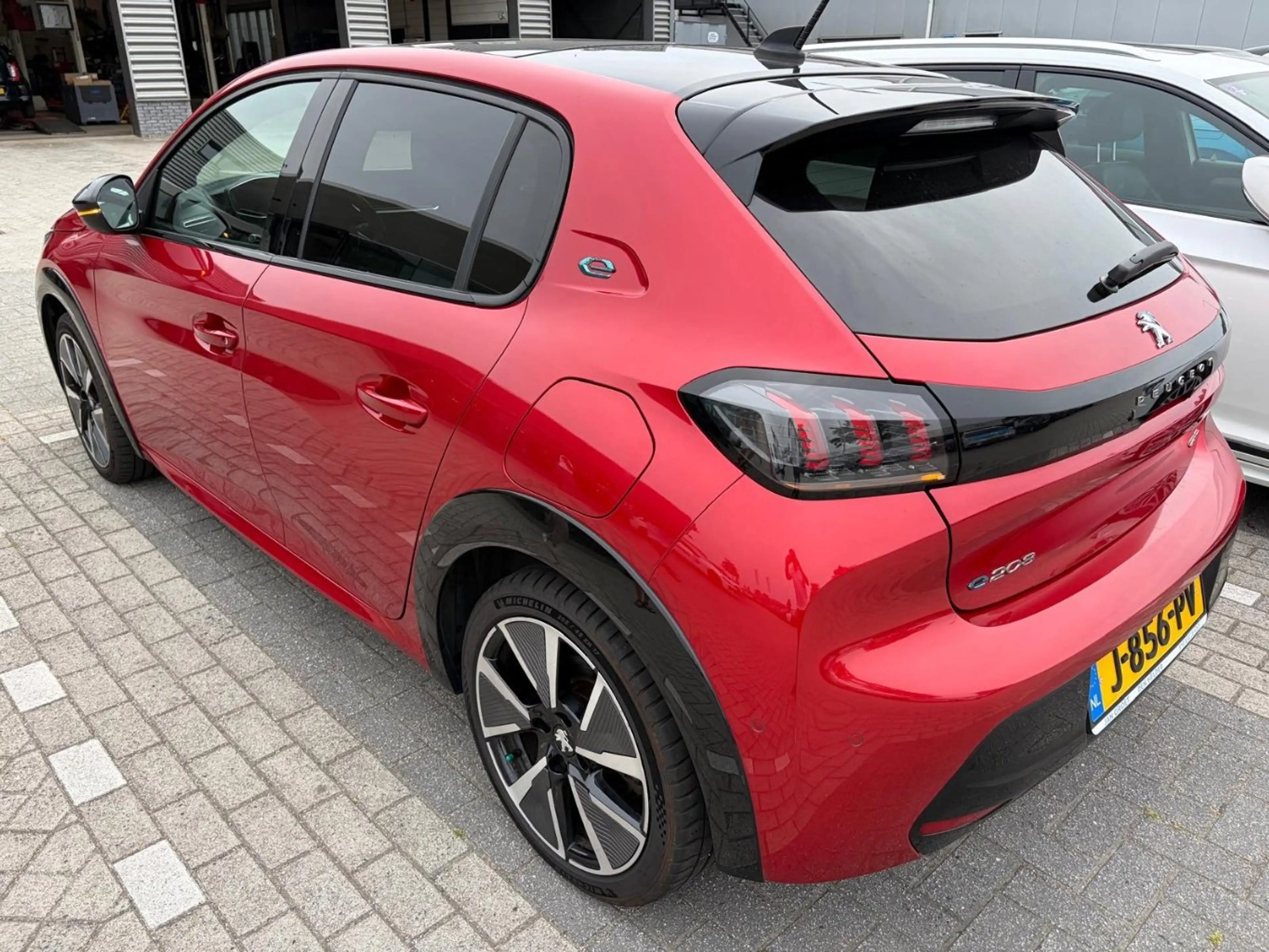 Peugeot e-208 EV GT 350 50 kWh Panorama Dak | Leder/Alcantara | — photo 2