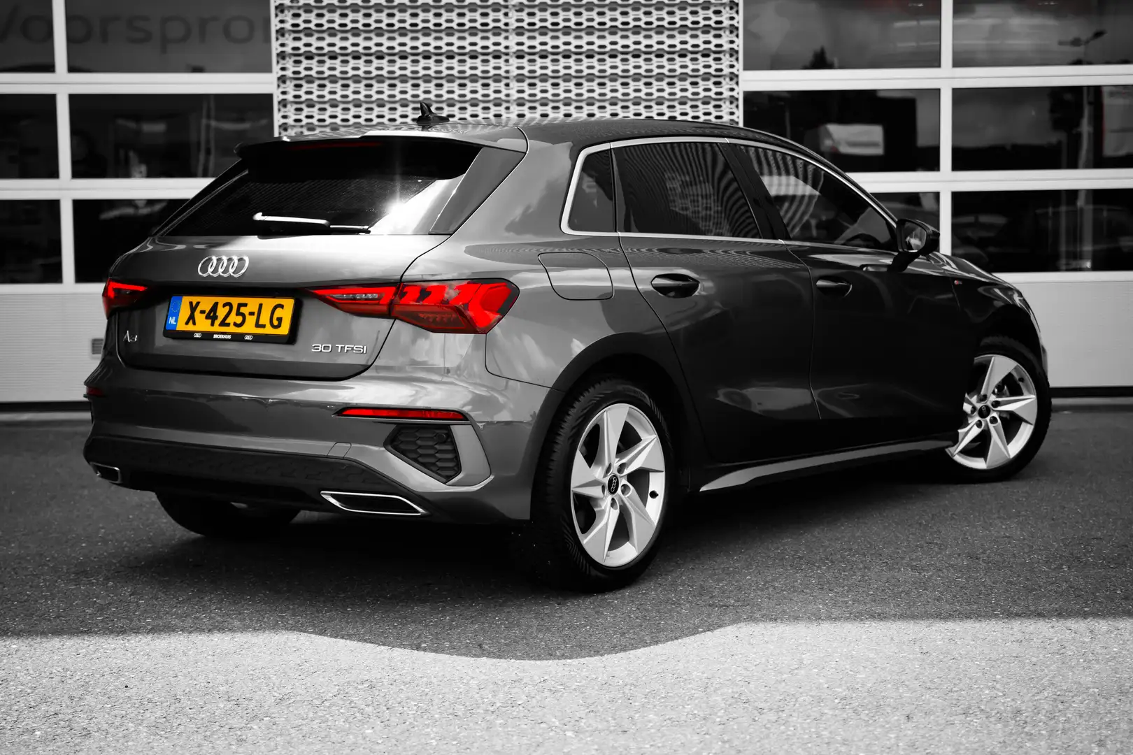 Audi A3 Sportback 30 TFSI 110pk S edition | Stoelverwarmin Grijs - 2