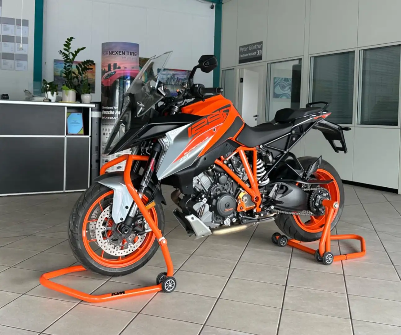 KTM 1290 Super Duke GT Oranžová - 1