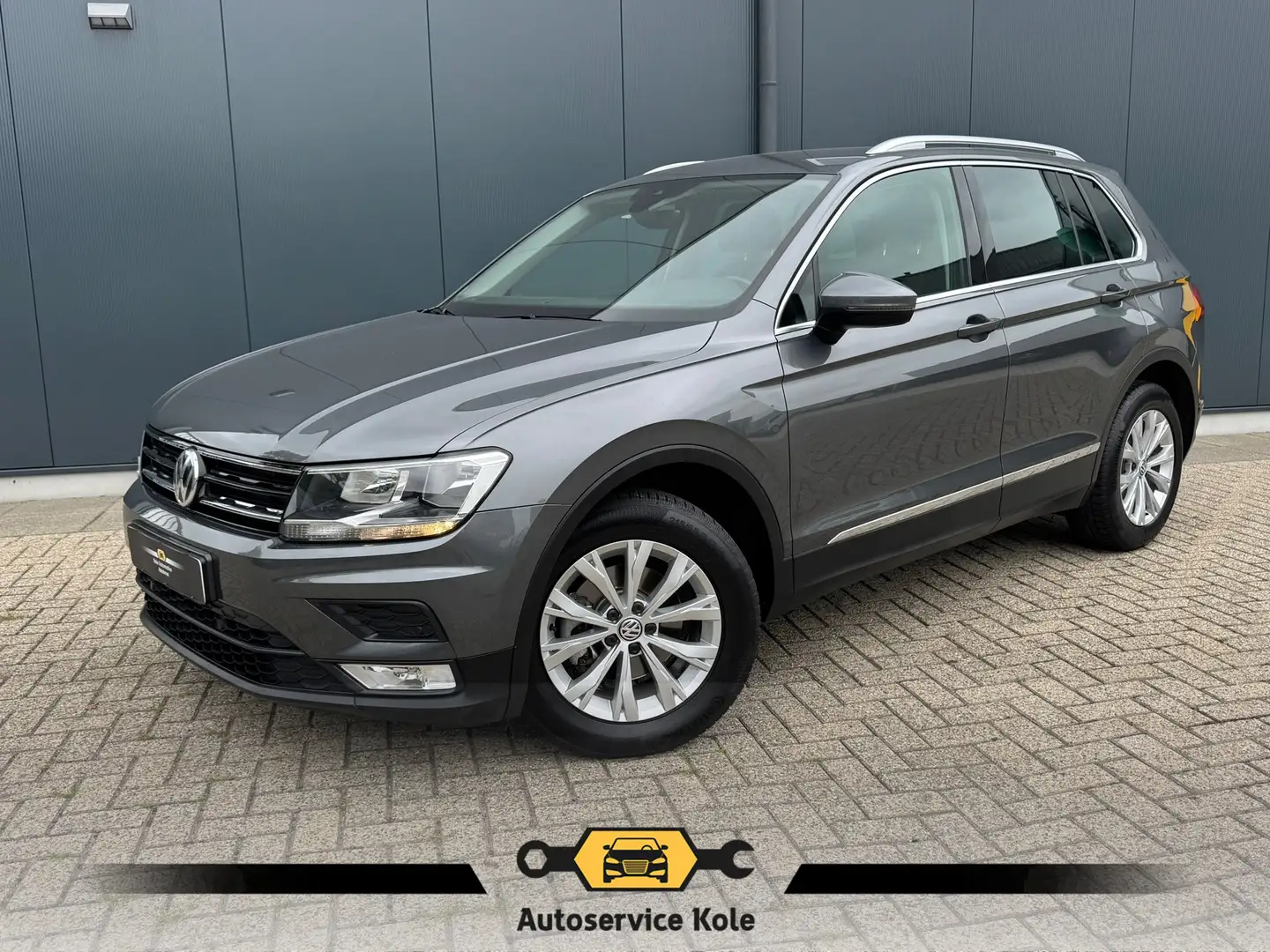 Volkswagen Tiguan 1.4 TSI * Navigatie * Parkeersensoren * Lane Assis Grijs - 1