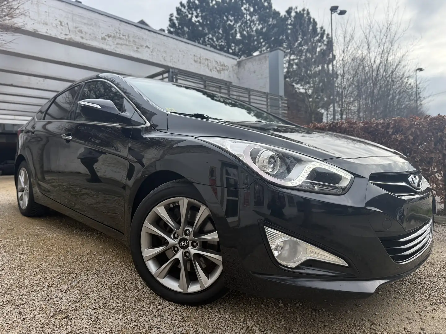 Hyundai i40 1.7 CRDi Business Edition Sunroof Schwarz - 1