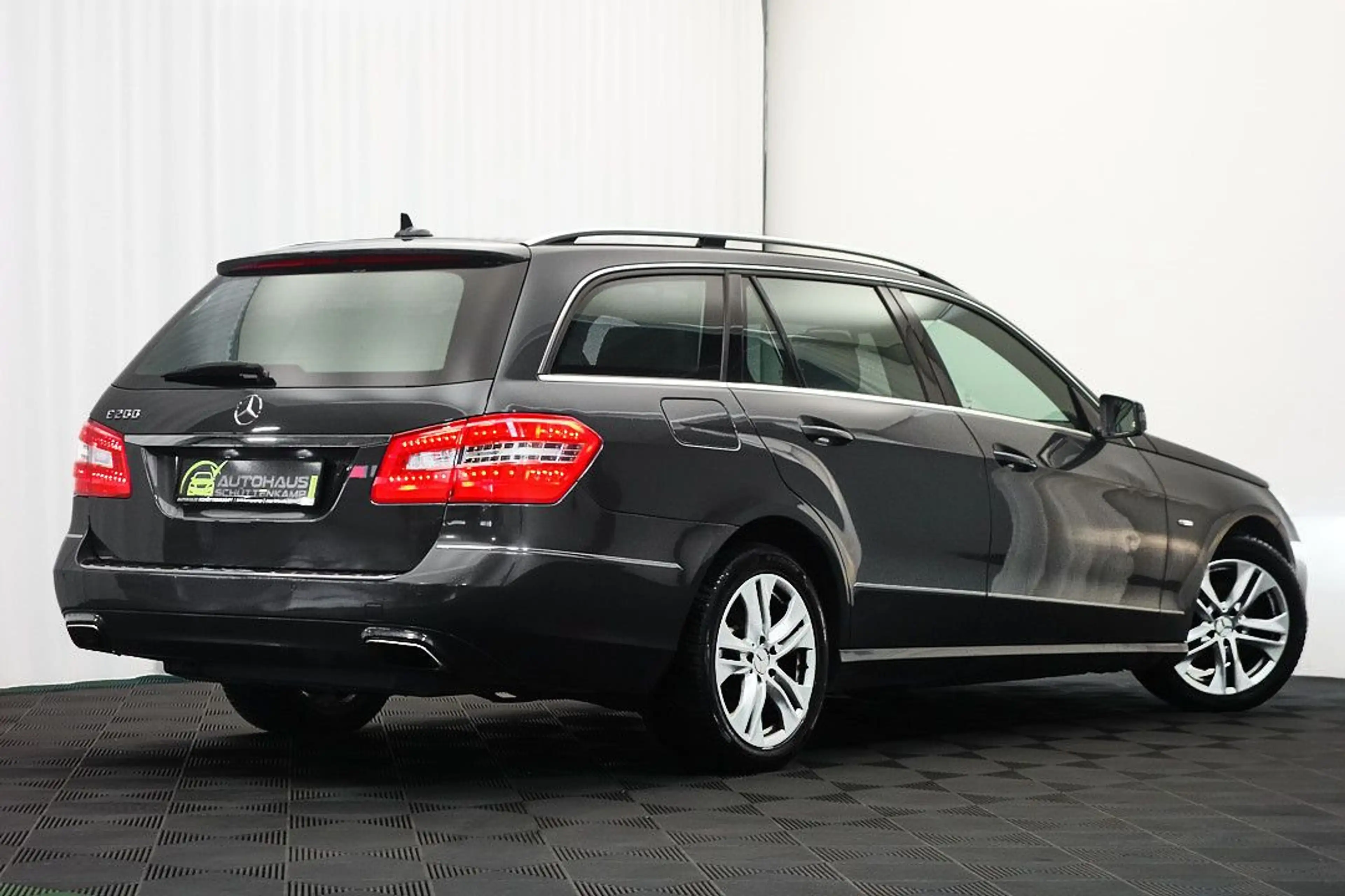 Mercedes-Benz E 200 CGI AVANTGARDE BE Bi-XENON+E-SITZE+SCHIEBE — photo 6