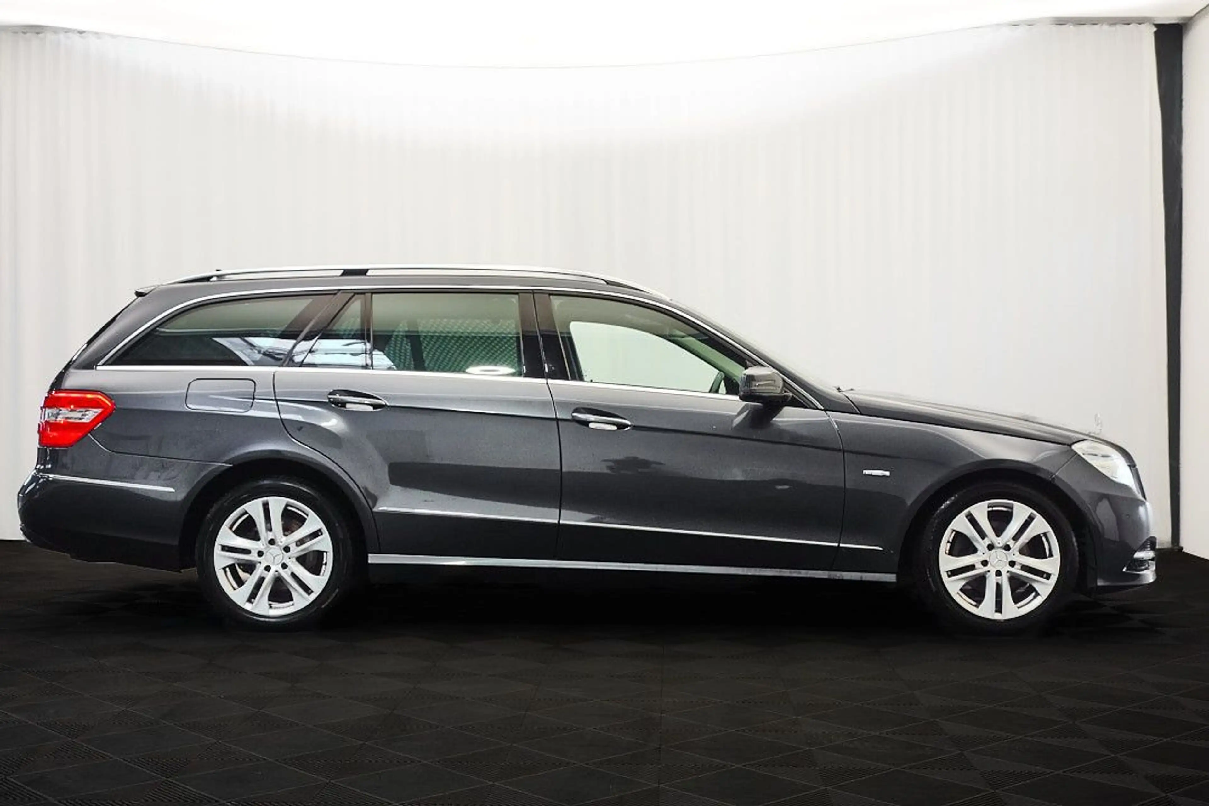 Mercedes-Benz E 200 CGI AVANTGARDE BE Bi-XENON+E-SITZE+SCHIEBE — photo 5