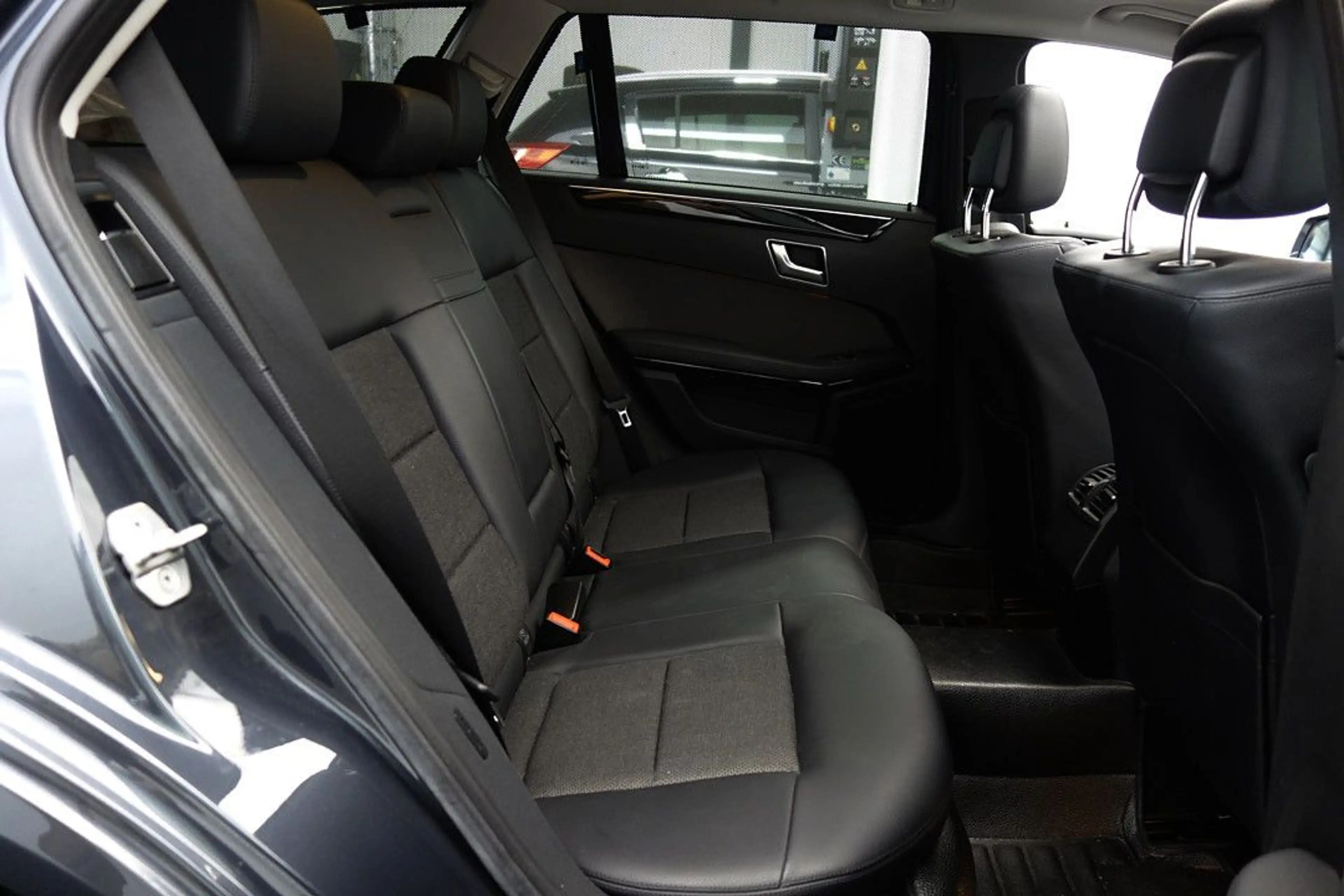 Mercedes-Benz E 200 CGI AVANTGARDE BE Bi-XENON+E-SITZE+SCHIEBE — photo 12