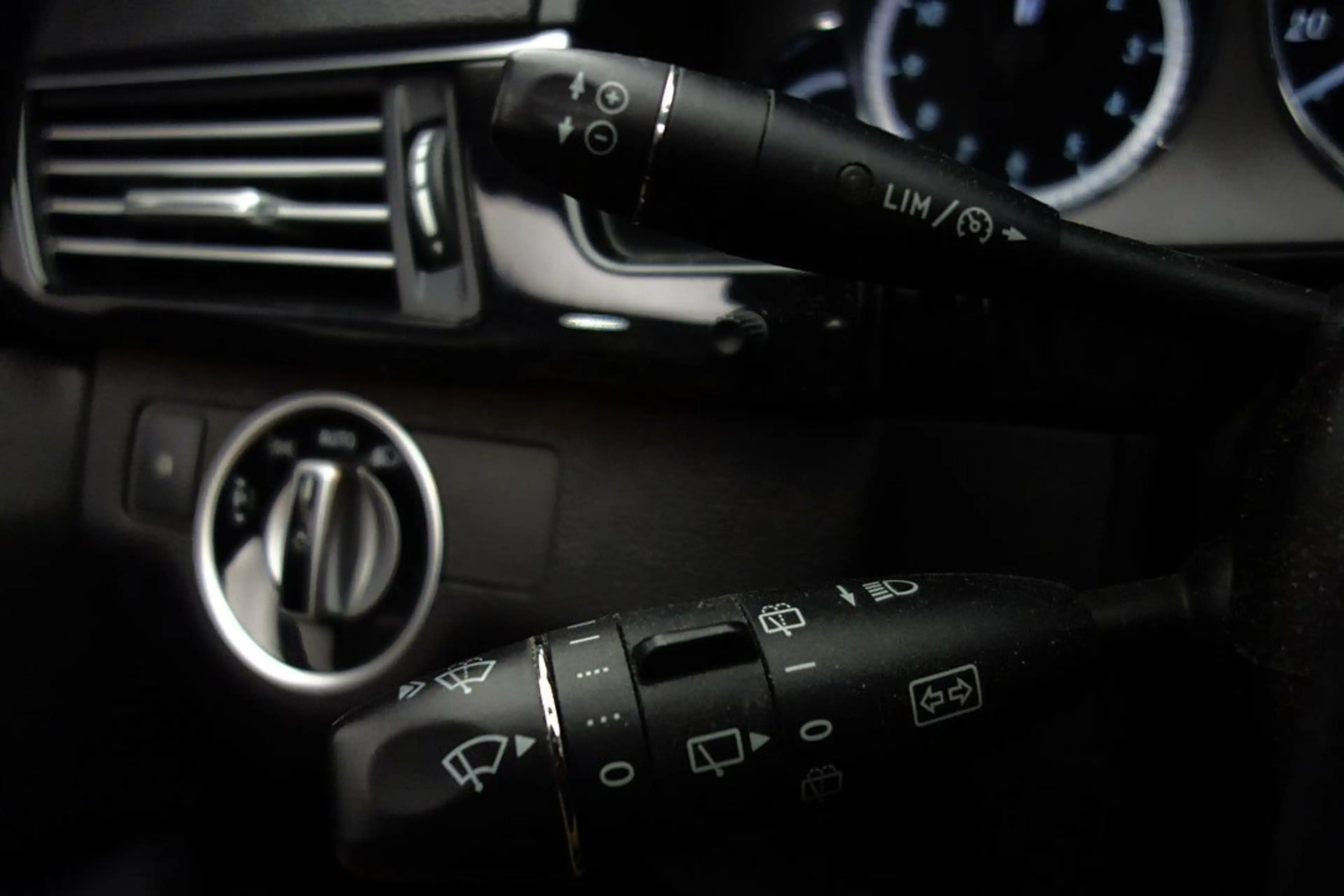 Mercedes-Benz E 200 CGI AVANTGARDE BE Bi-XENON+E-SITZE+SCHIEBE — photo 19