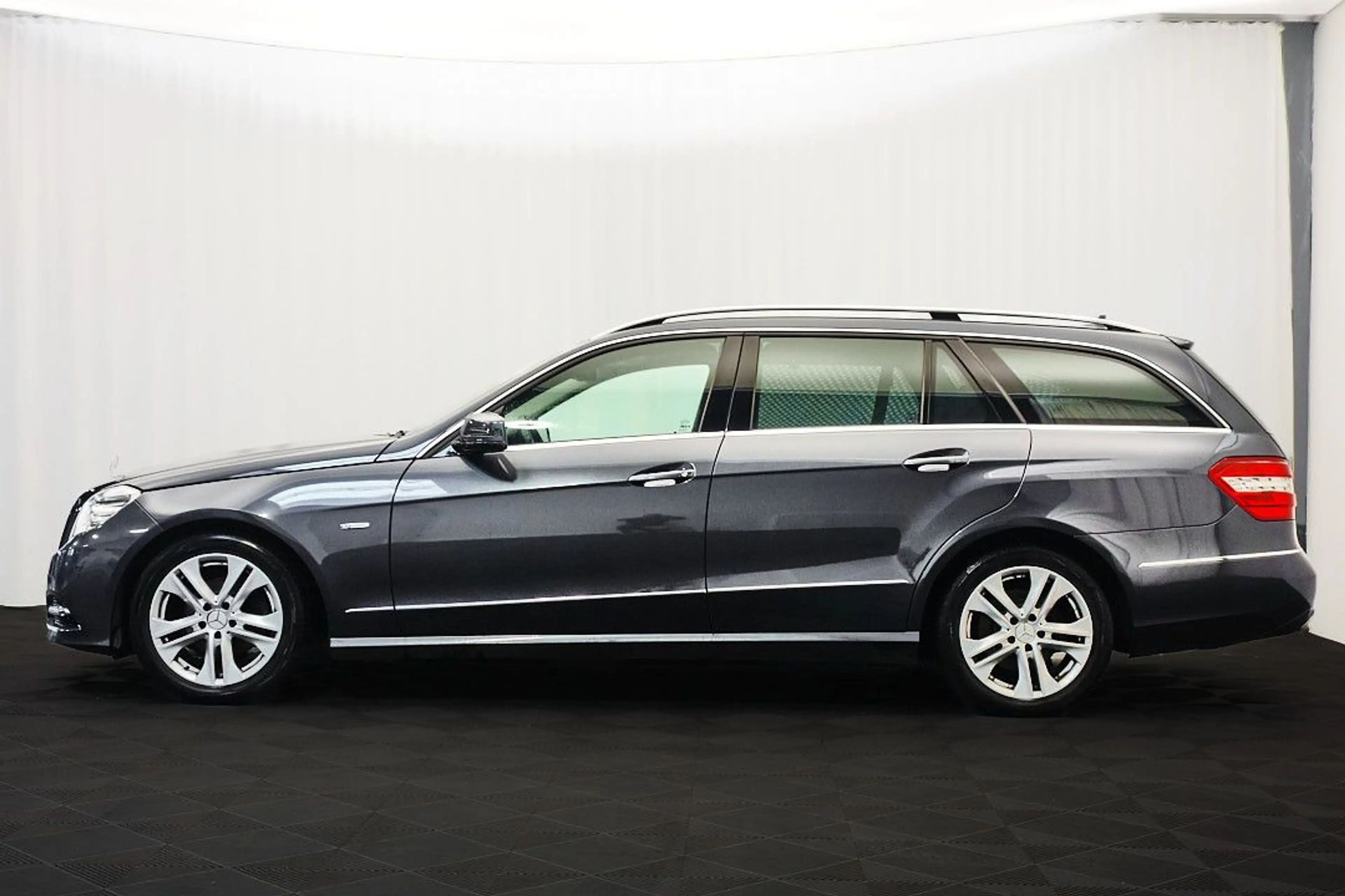 Mercedes-Benz E 200 CGI AVANTGARDE BE Bi-XENON+E-SITZE+SCHIEBE — photo 4