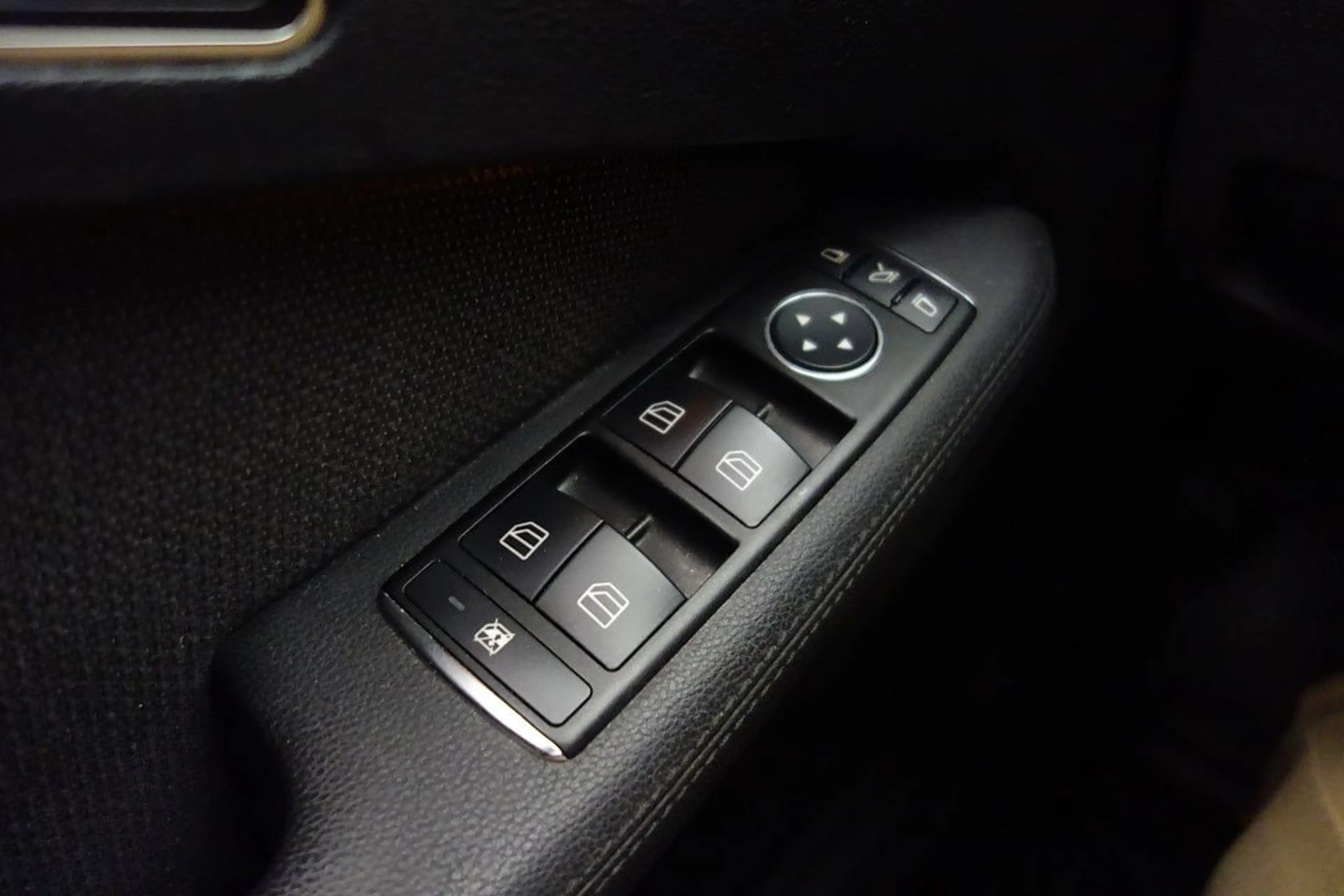 Mercedes-Benz E 200 CGI AVANTGARDE BE Bi-XENON+E-SITZE+SCHIEBE — photo 17