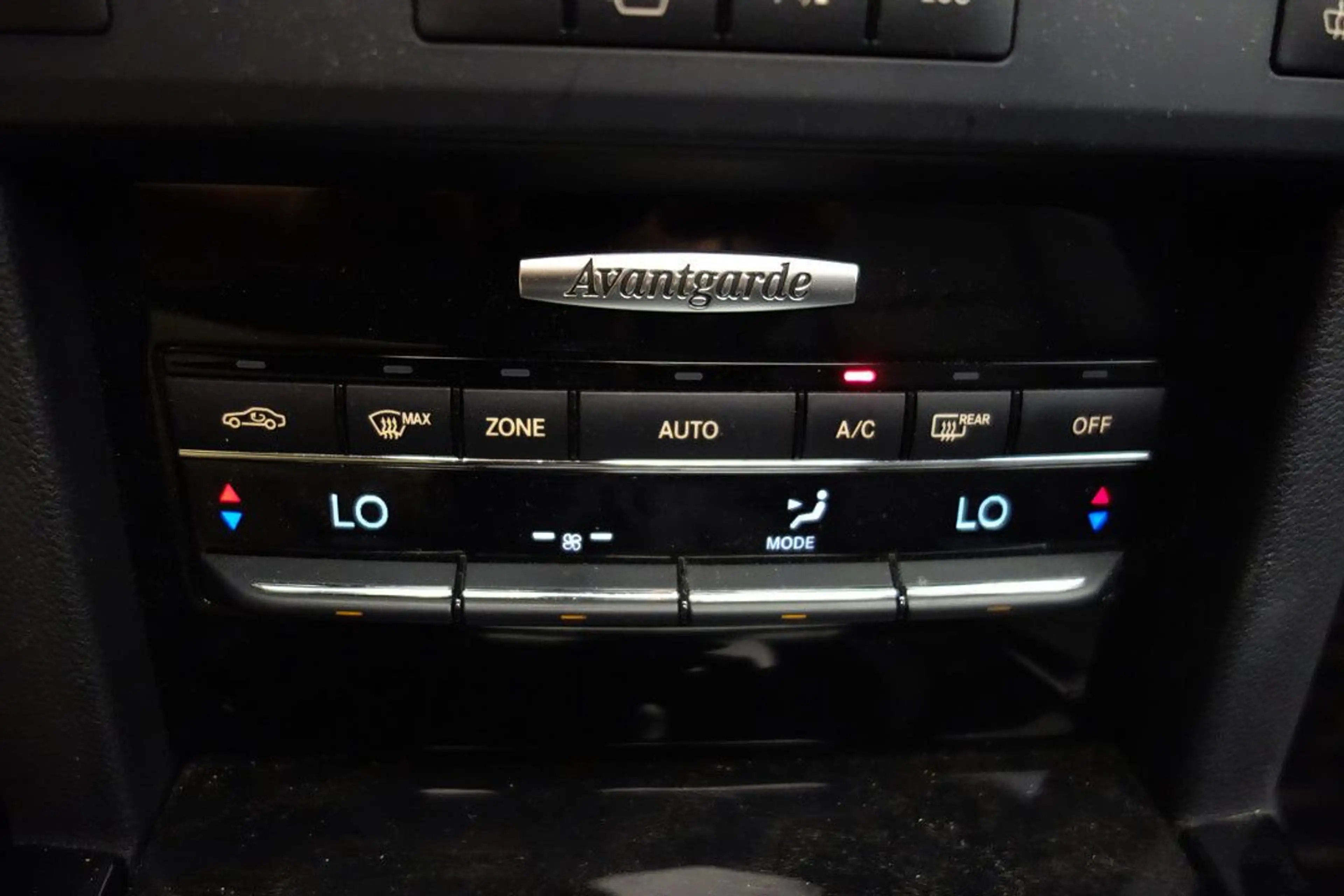 Mercedes-Benz E 200 CGI AVANTGARDE BE Bi-XENON+E-SITZE+SCHIEBE — photo 23