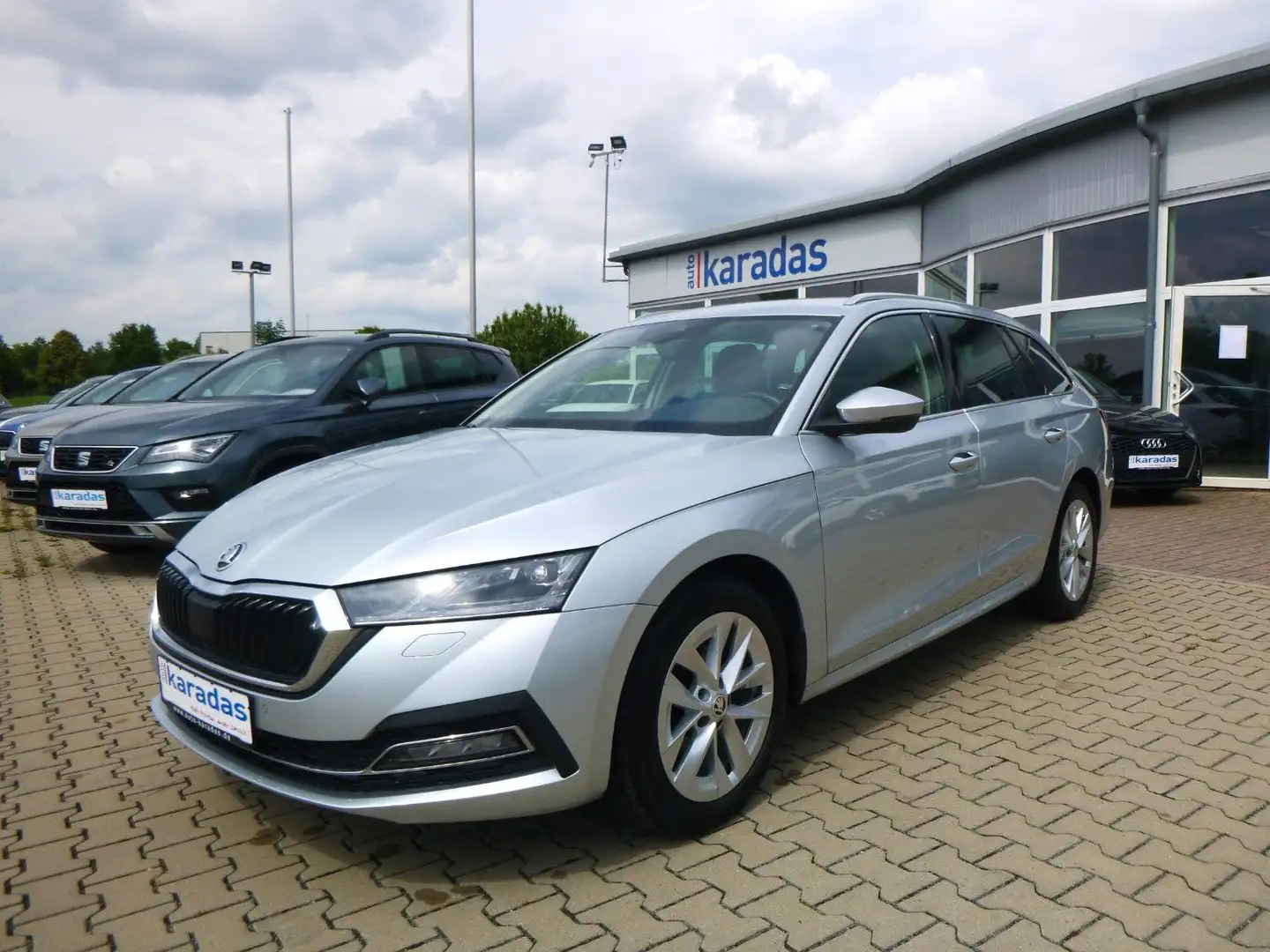 Skoda Octavia 2,0 TDI DPF Kombi AUT/AHK/NAVI/LED/SHZ Argent - 1
