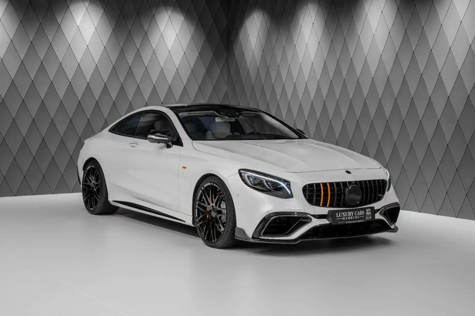 Mercedes-Benz S 63 AMG 4MATIC+ COUPE BRABUS WHITE / BEIGE Bílá - 1