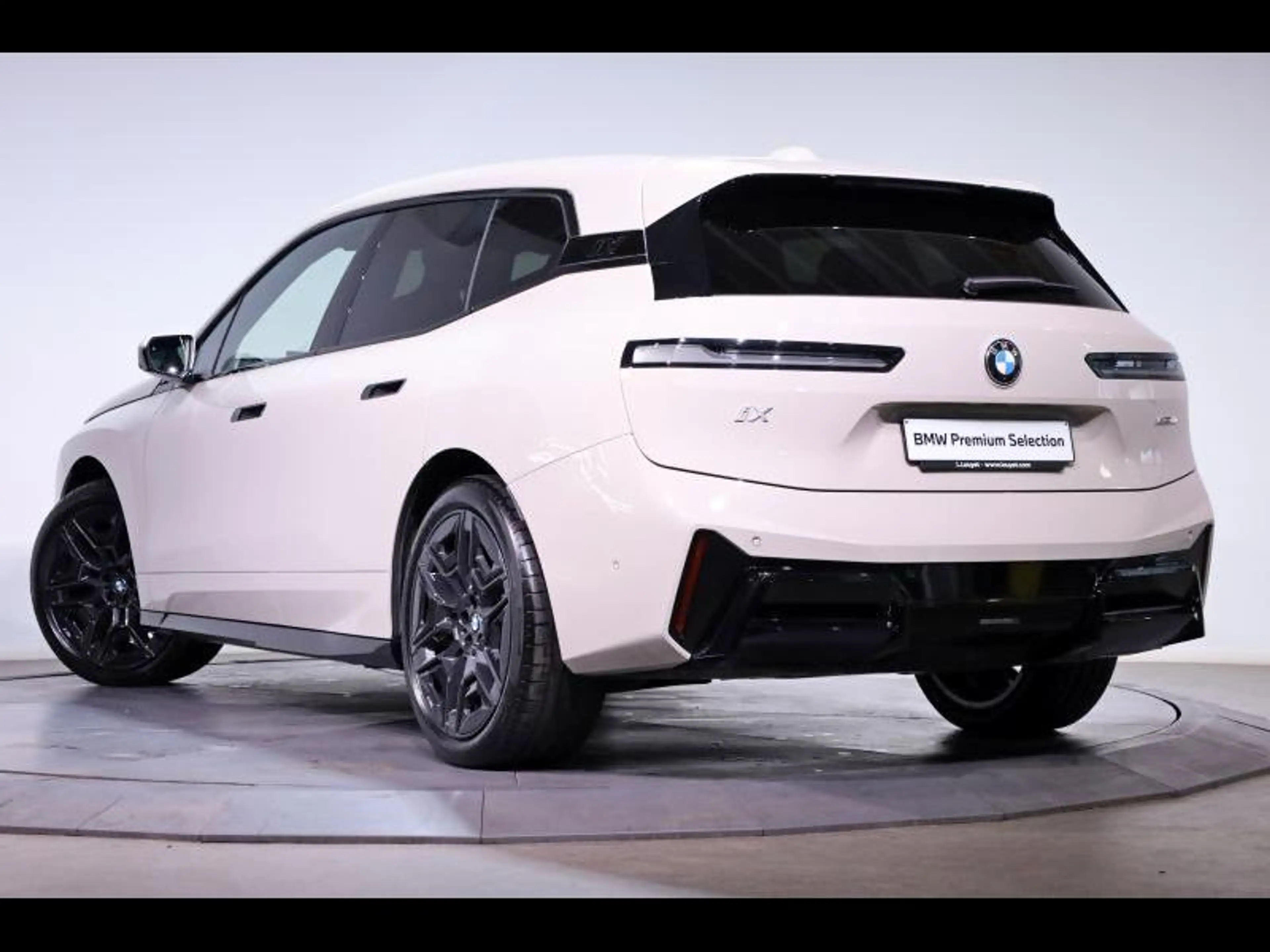 BMW iX xDrive60 Kit M Sport — photo 6