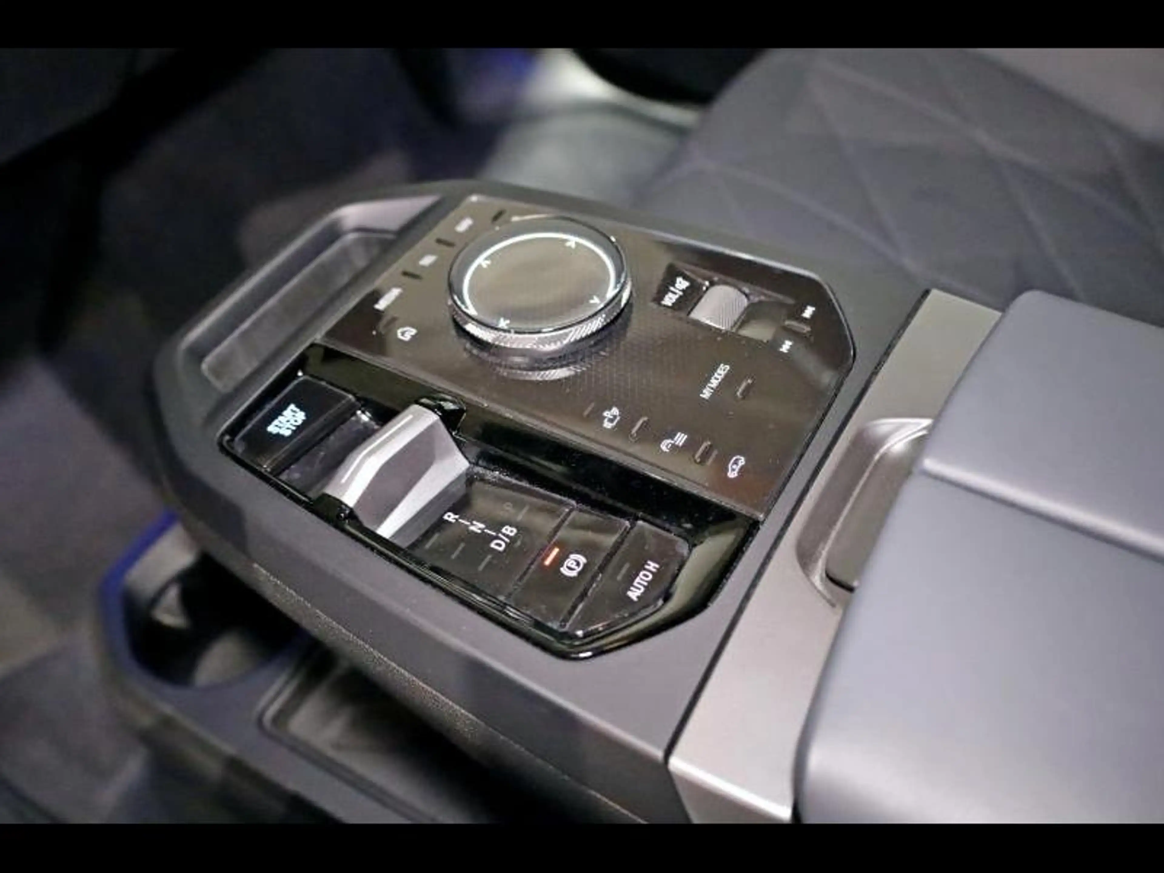BMW iX xDrive60 Kit M Sport — photo 14