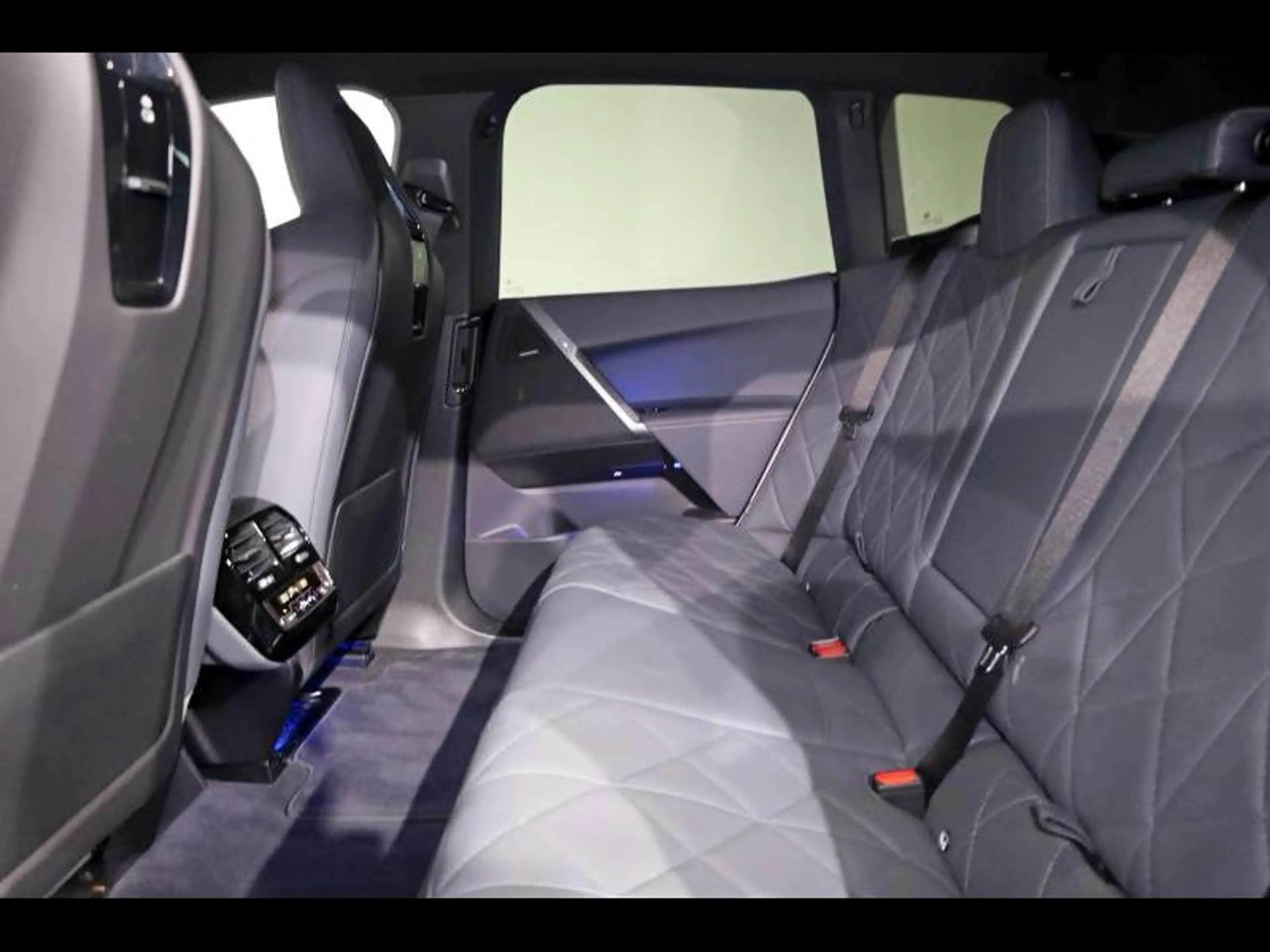 BMW iX xDrive60 Kit M Sport — photo 11