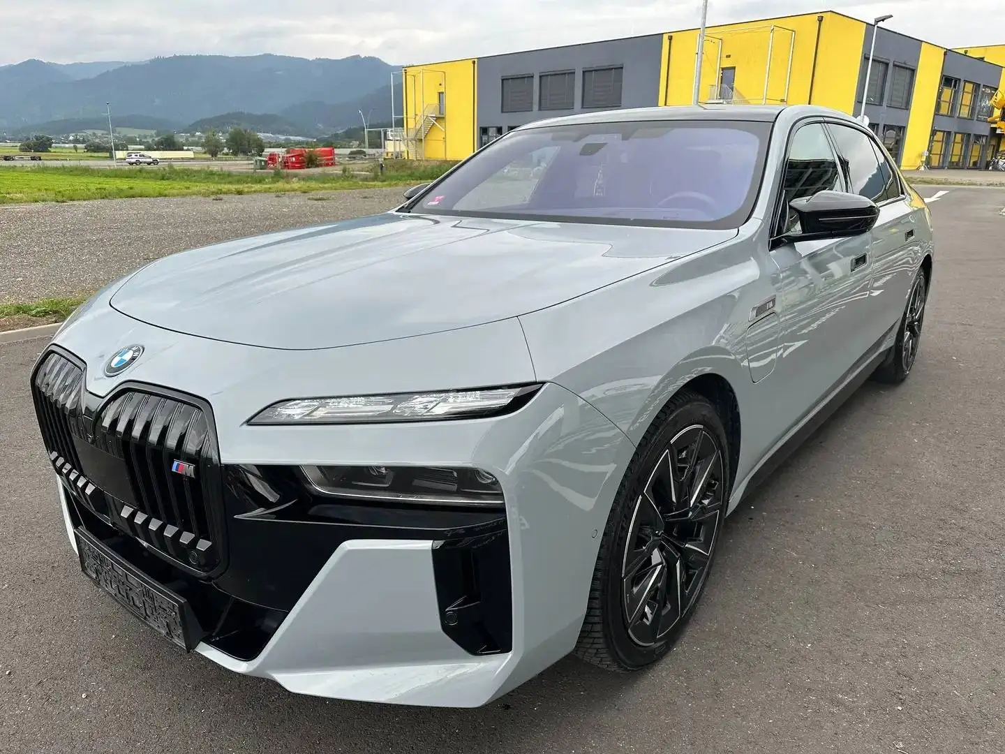 BMW 760 M760e xDrive Limousine Grau - 1