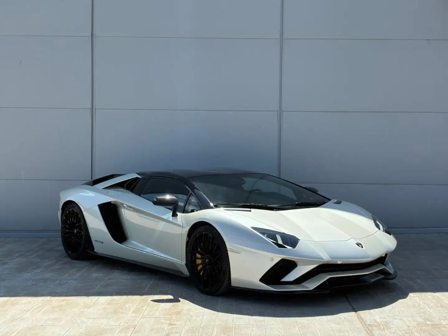 Lamborghini Aventador LP740-4 S Roadster Weiß - 1
