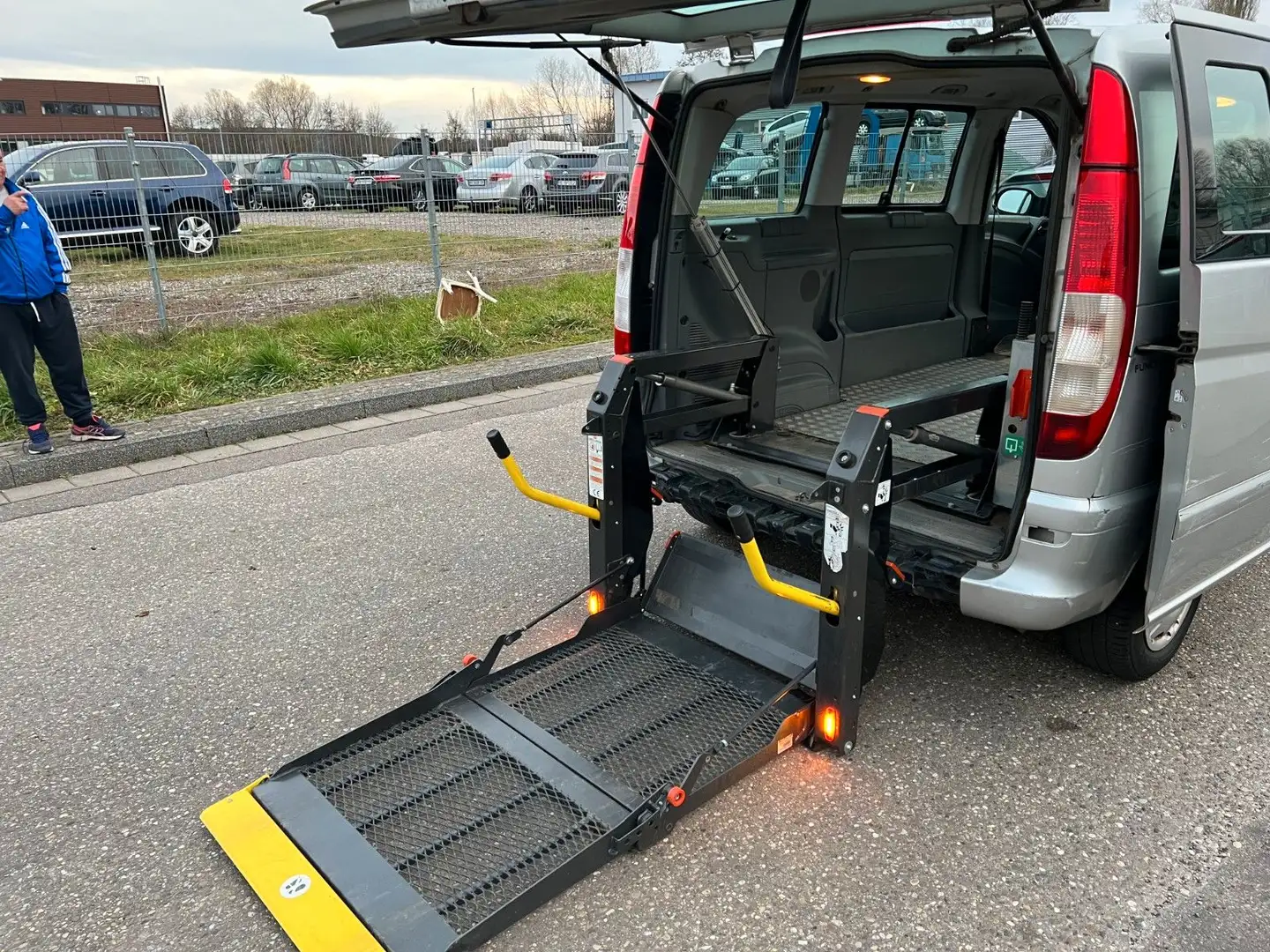 Mercedes-Benz Viano *Selbst Fahrer*Behindertengerecht*Handicap Plateado - 2