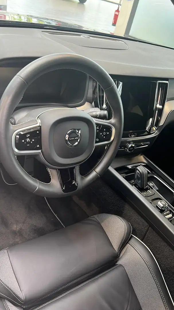 Volvo S60 S60 2.0 B4 MHEV R-Design Geartronic Grijs - 2